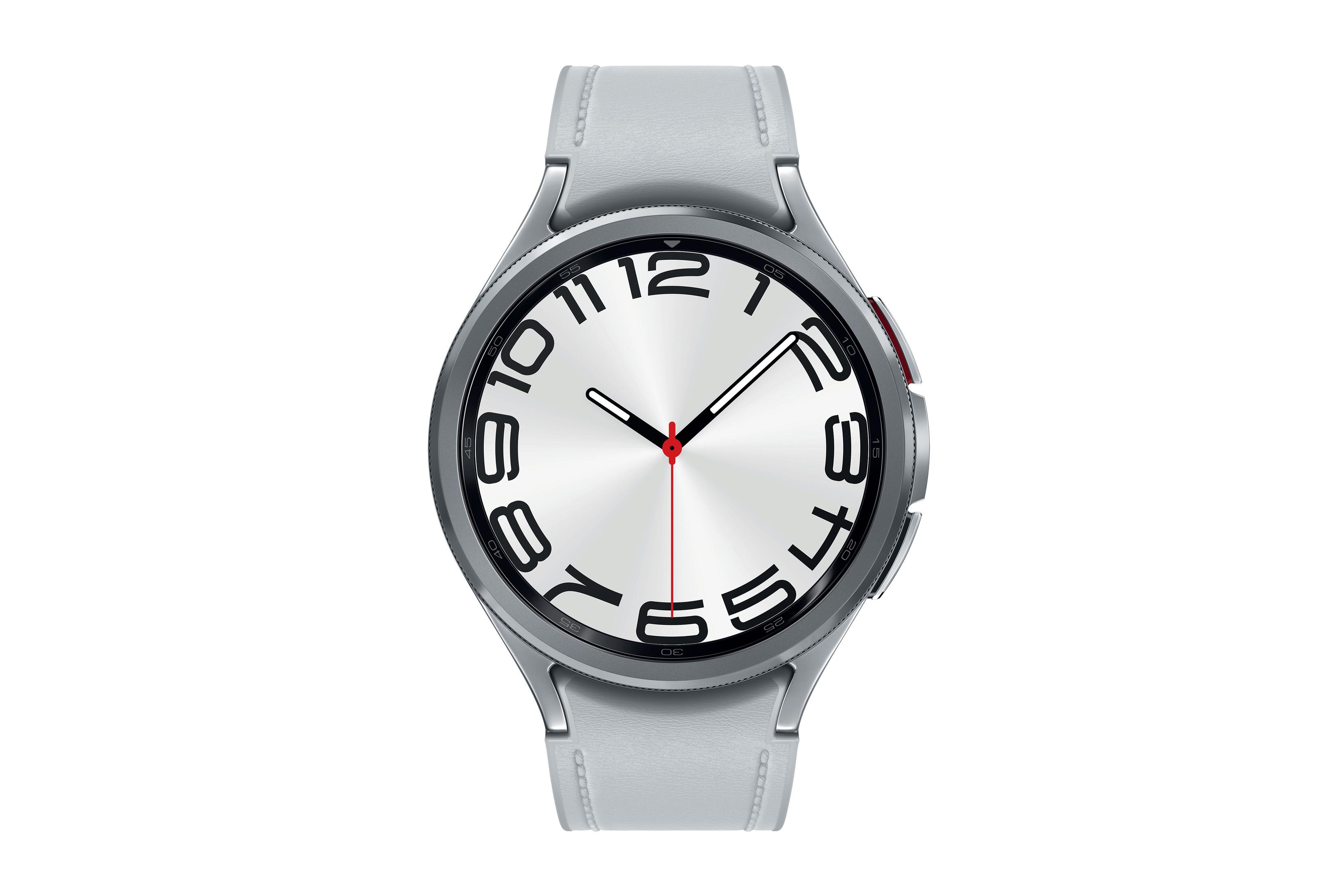 Zilveren smartwatch met witte wijzerplaat, zwarte cijfers en rode accenten.