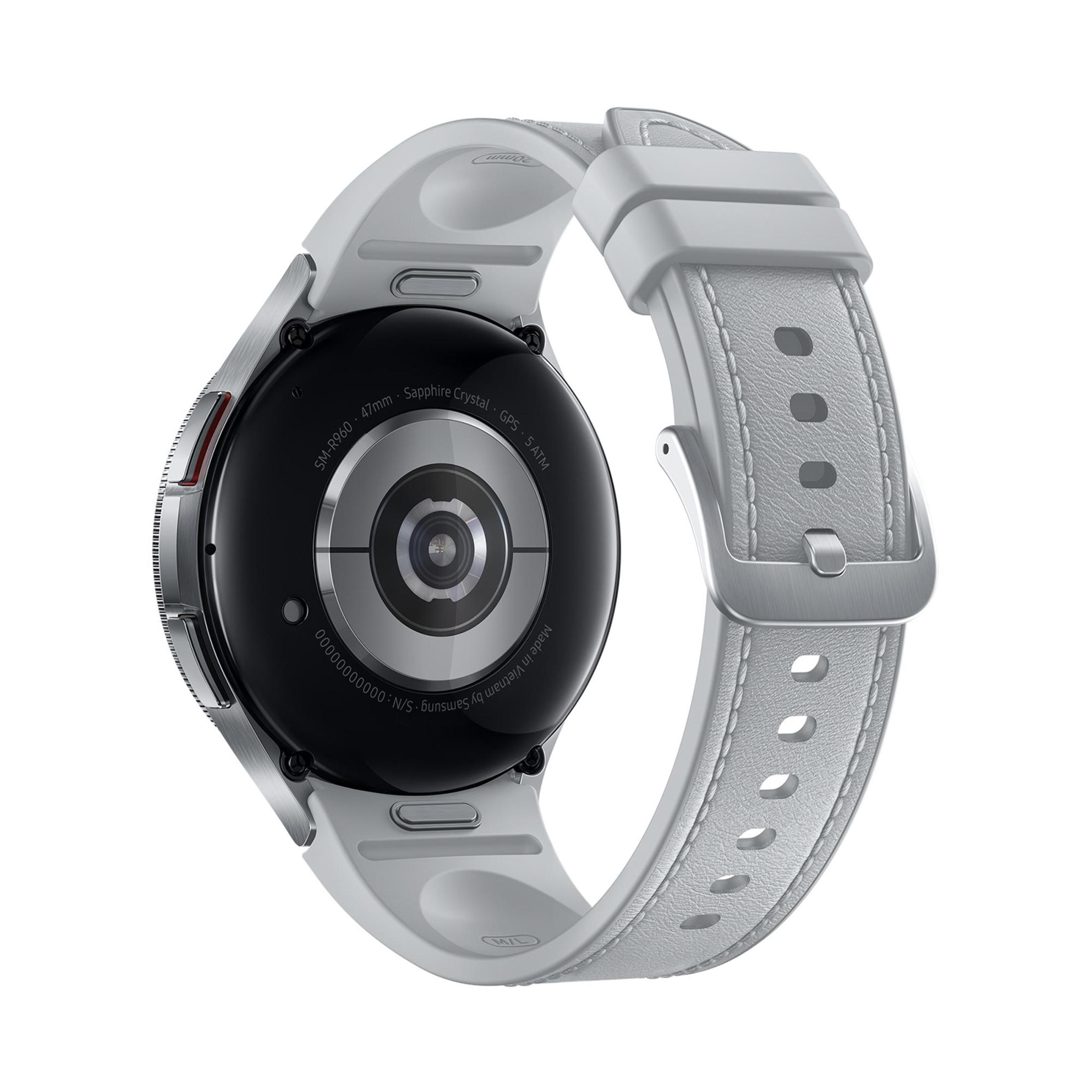 Smartwatch met een grijze band, achterkant met sensoren en branding, op een wit oppervlak.
