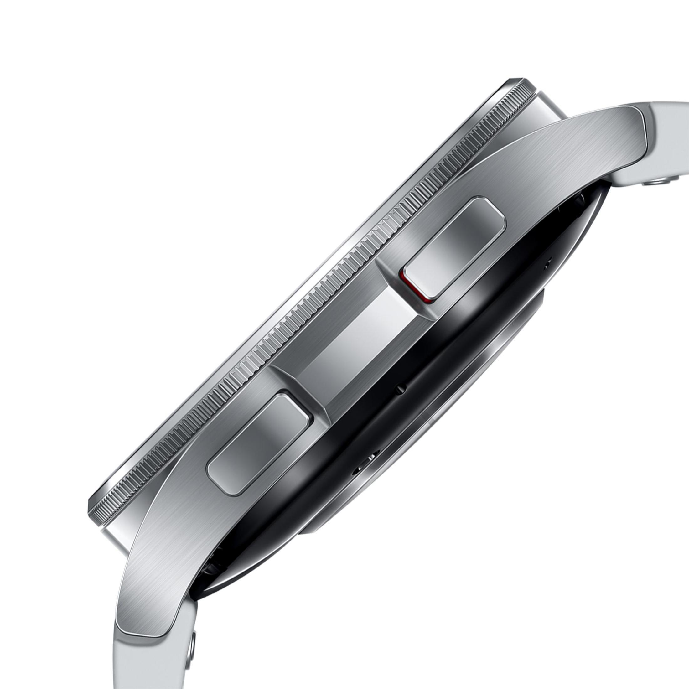 Zilveren smartwatch zijaanzicht met twee knoppen en een band. Witte achtergrond.