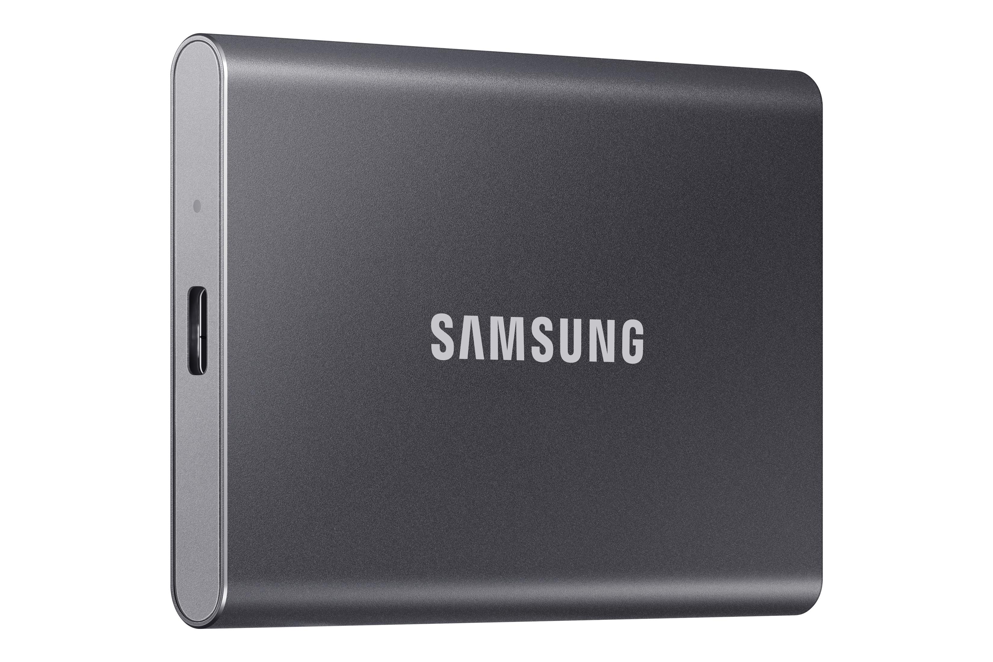 Eine dunkelgraue externe Festplatte von Samsung mit dem weißen Aufdruck SAMSUNG. Ein USB-C-Anschluss ist sichtbar.