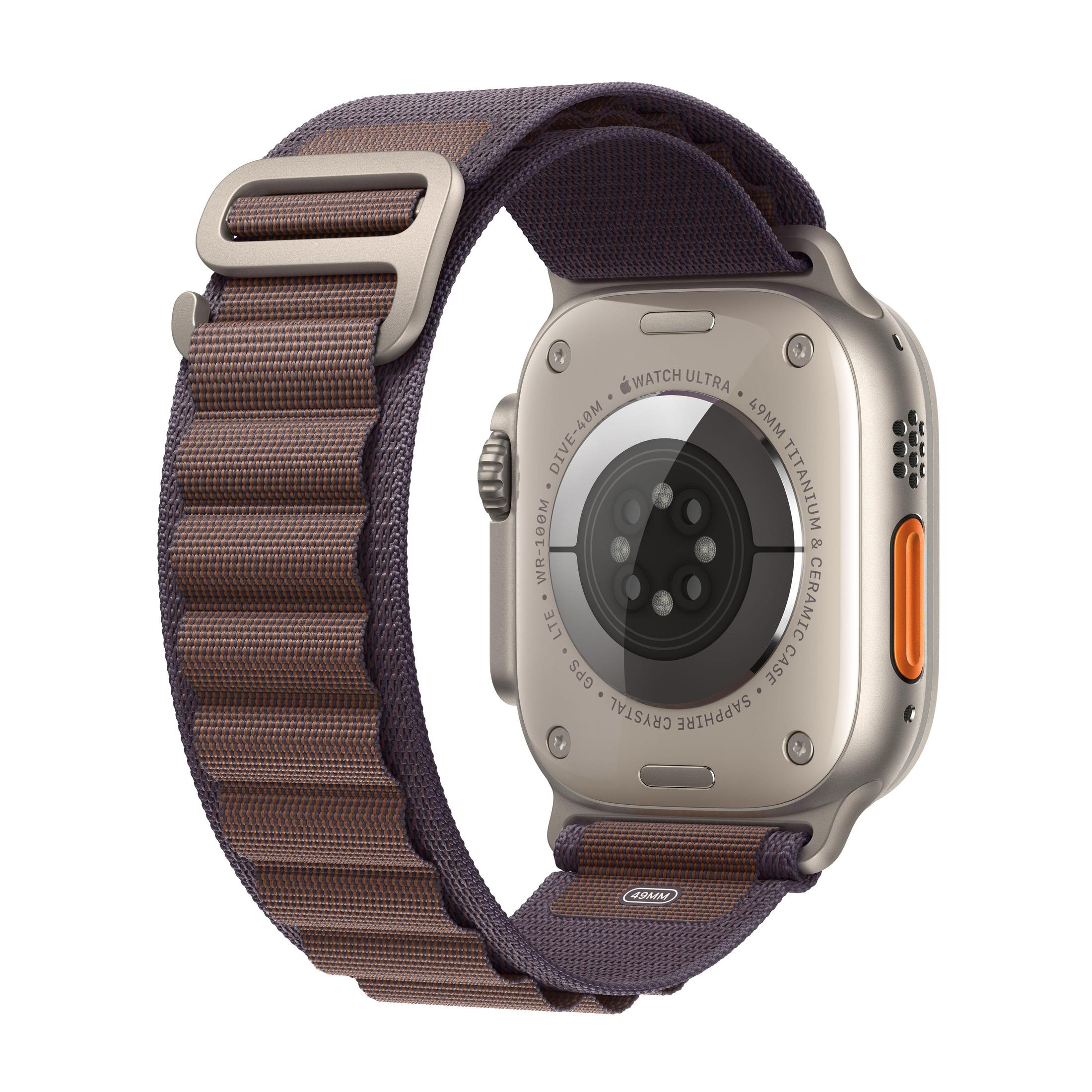 Silberne Apple Watch Ultra mit braunem Armband. Rückseite zeigt Sensoren und Text.