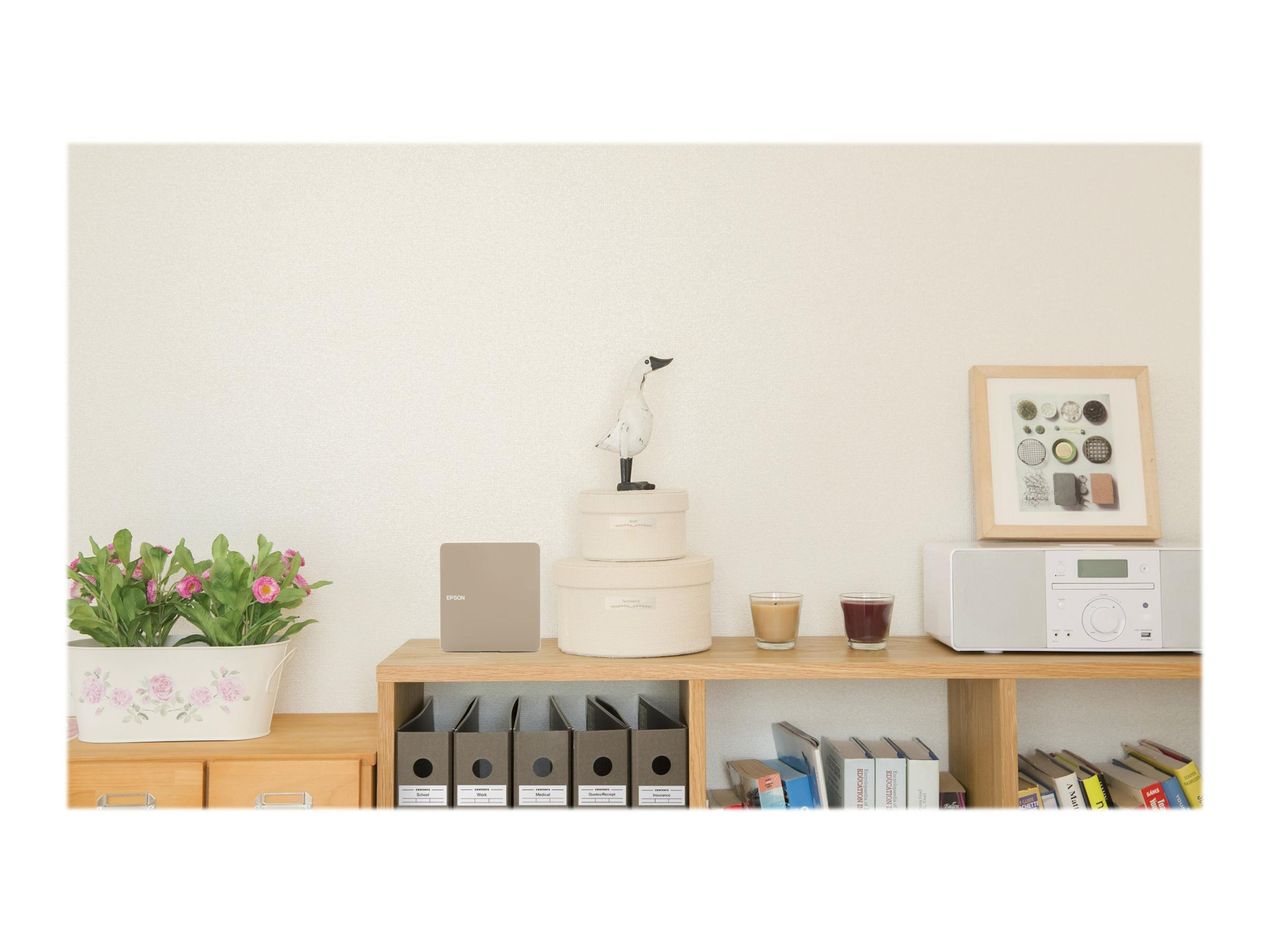 Holzregal mit Deko und Büchern. Weißer Wandhintergrund.