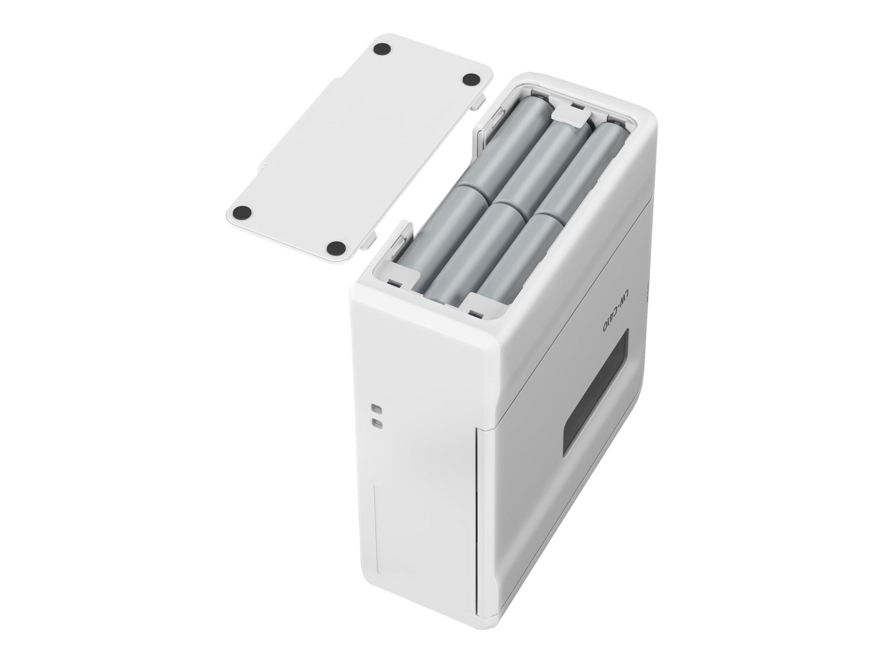 Biała ładowarka do baterii z otwartą pokrywą, odsłaniającą cztery szare baterie w środku. Białe tło.