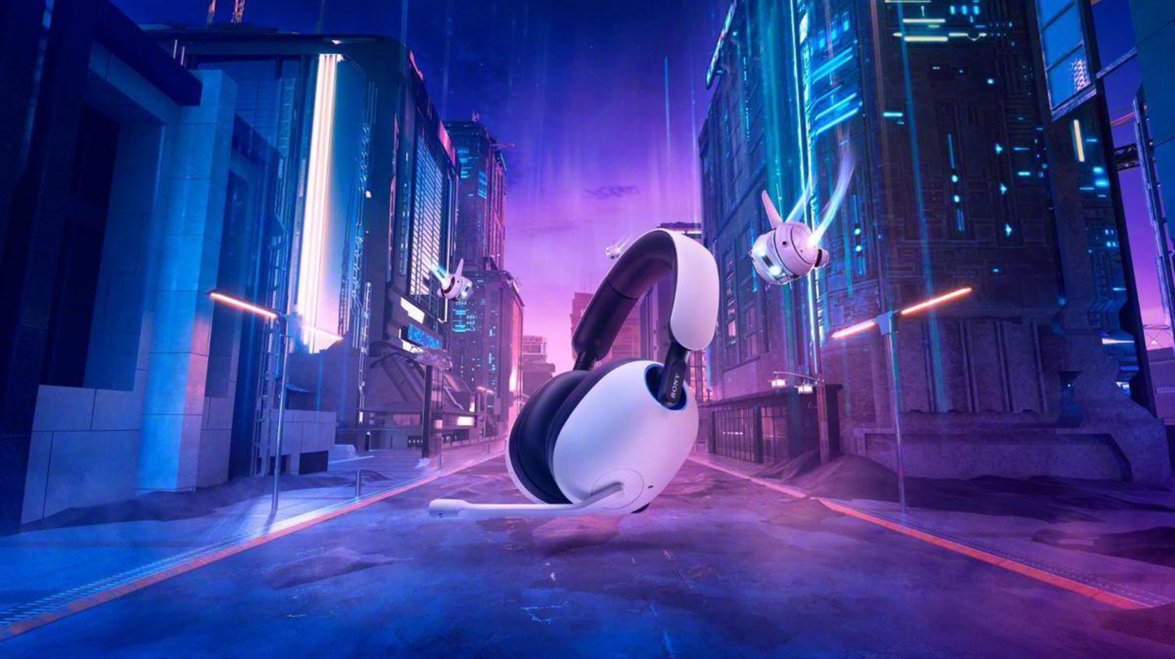 Headset in futuristischer Stadtlandschaft mit Drohnen und Neonlichtern, Nachtszene.