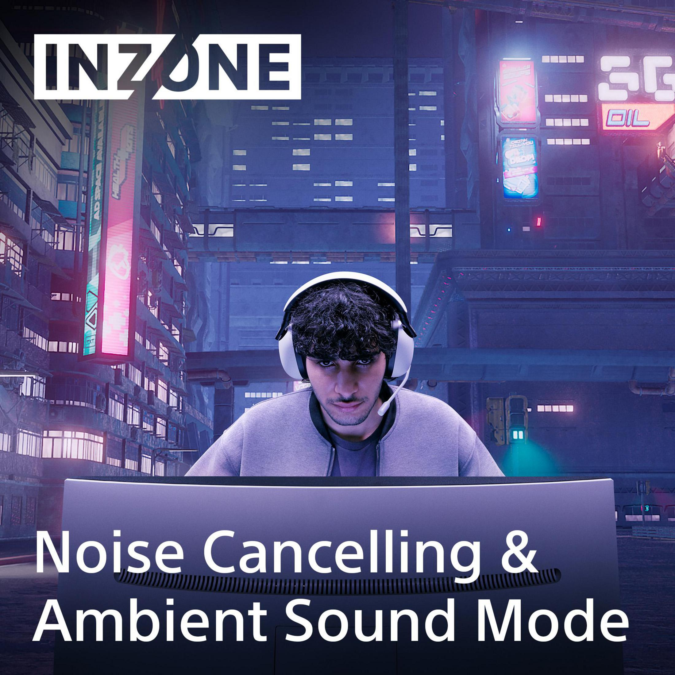 Ein Mann mit Headset vor einem Computerbildschirm in einer Gaming-Szene.