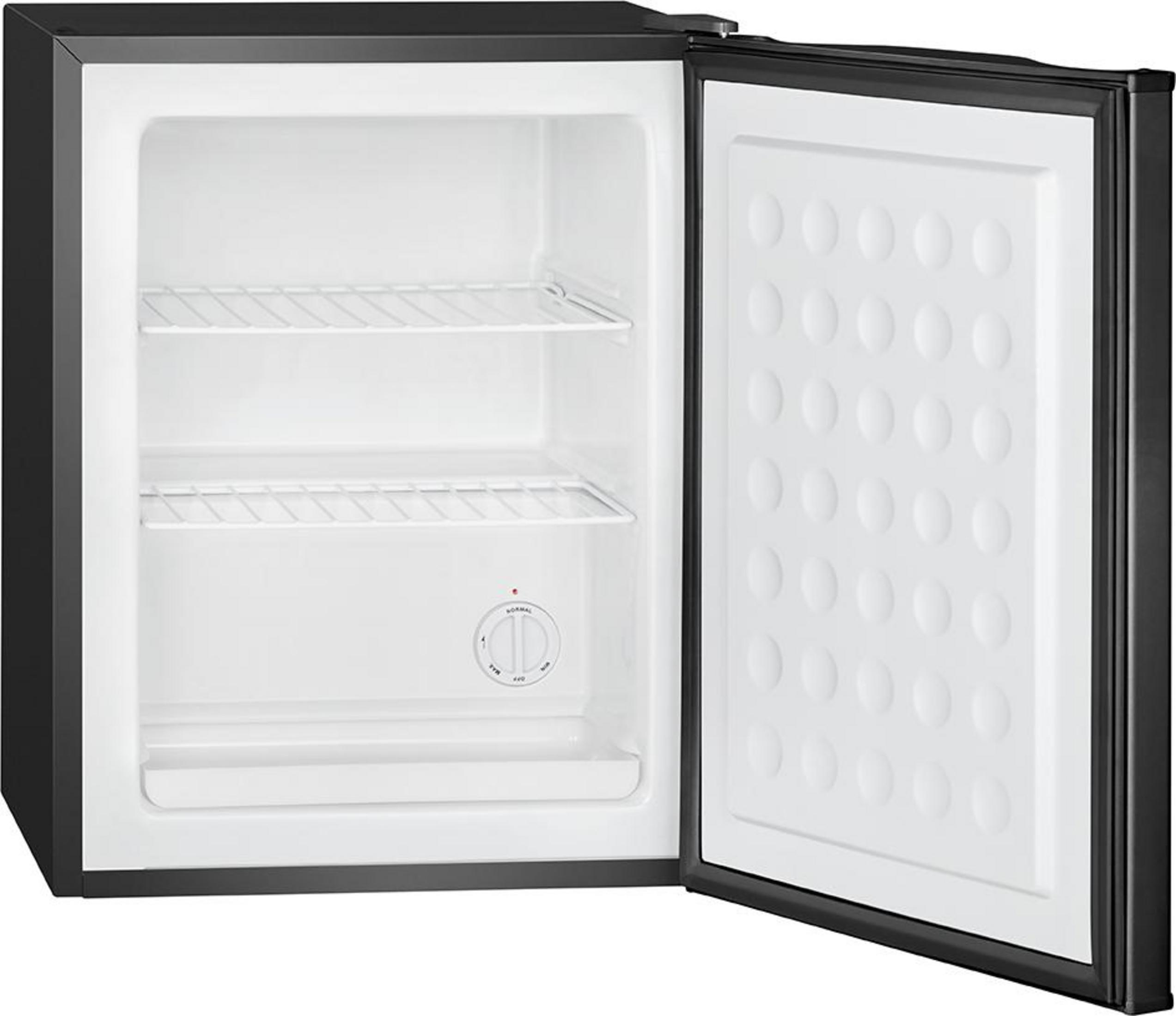 Schwarzer Mini-Kühlschrank geöffnet, zeigt Regale und Temperaturregler.