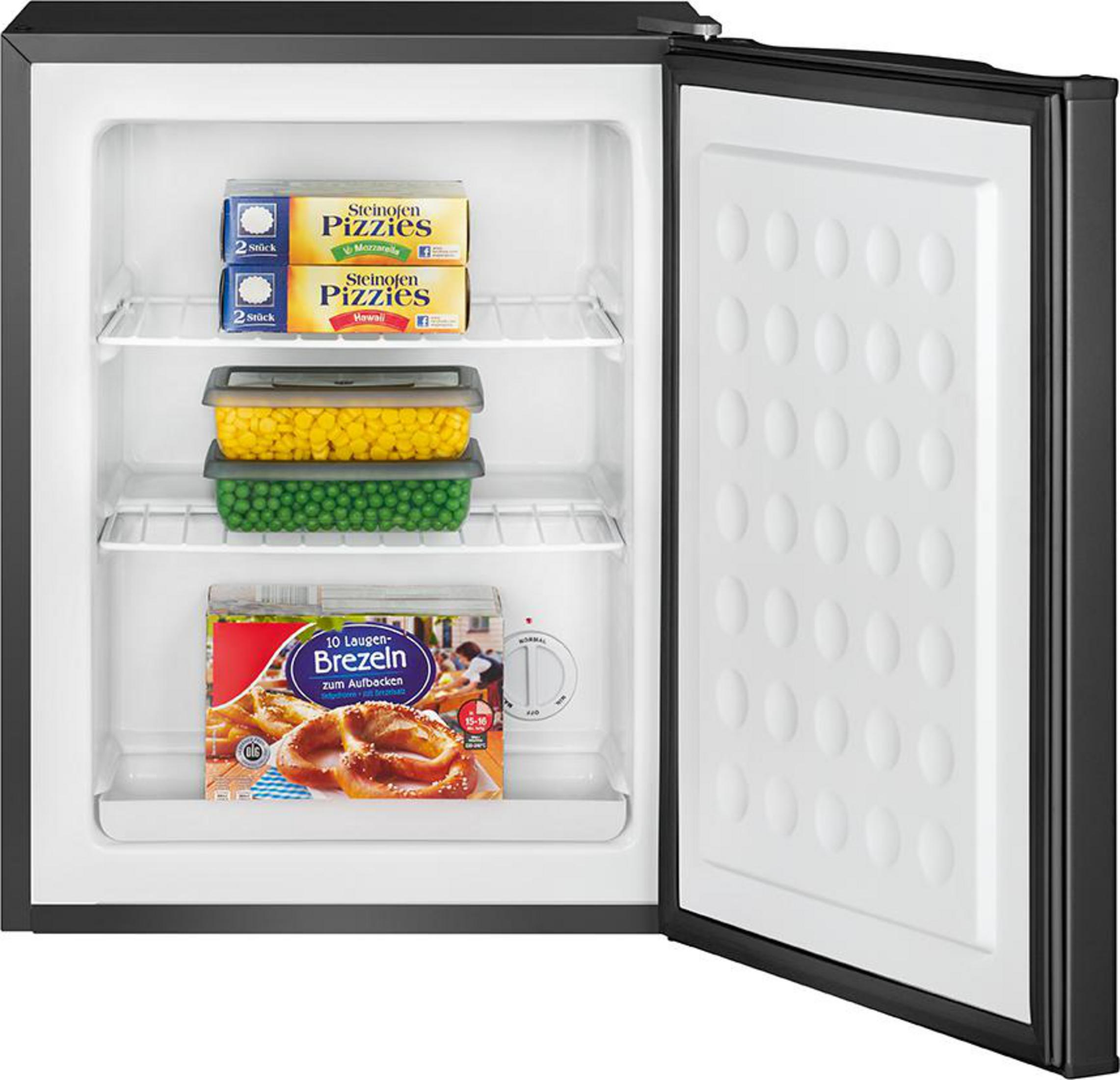 Minikühlschrank mit offener Tür, zeigt Regale mit Lebensmitteln und Gefrierfach.