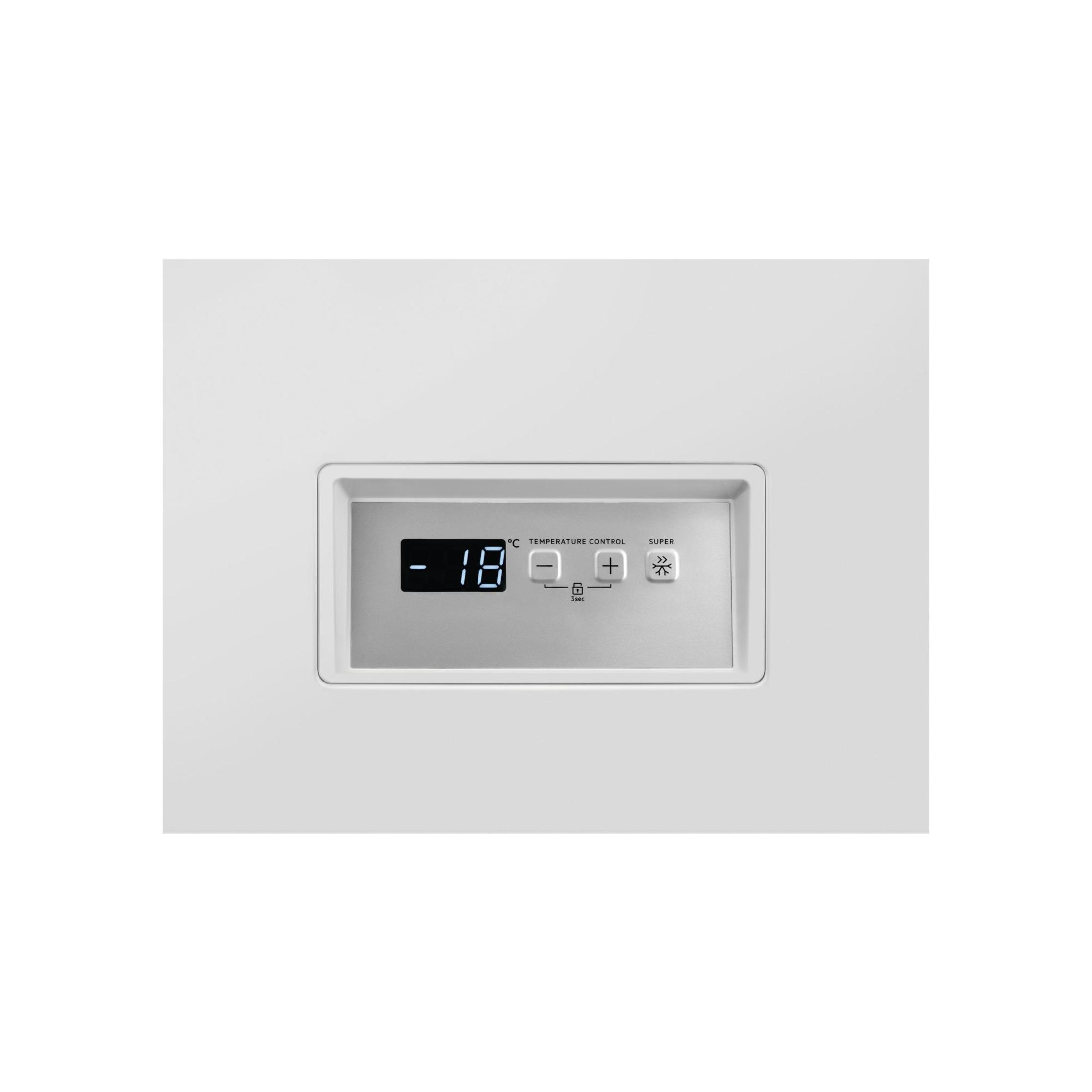 Weißes Gefrierschrank-Bedienfeld mit Temperatur und Einstellungen. Zeigt -18°C.