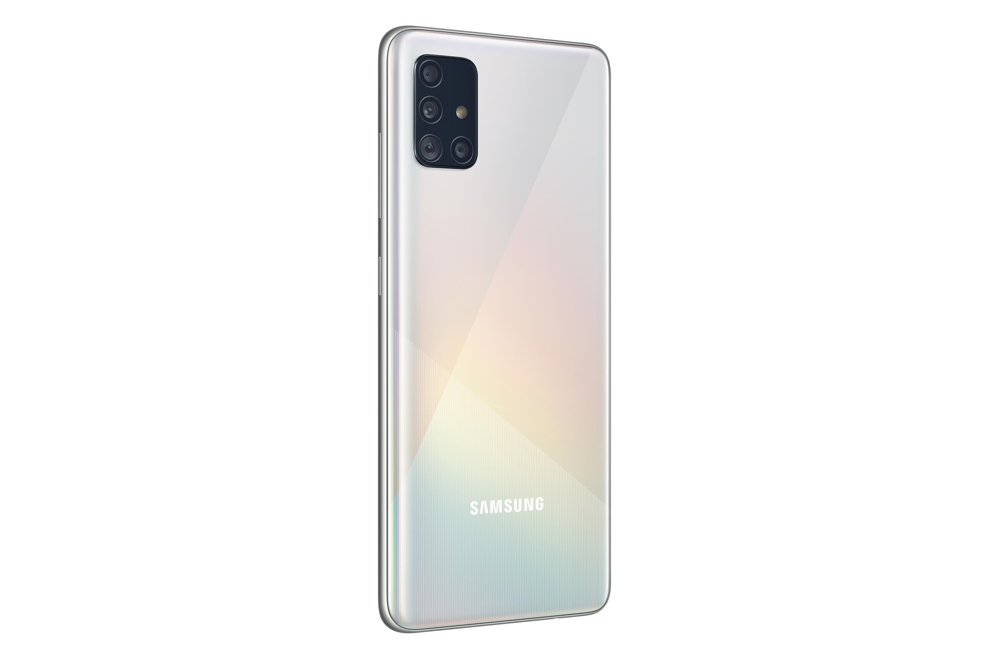Biały smartfon Samsung. Z tyłu posiada wiele aparatów i logo Samsung. Na białym tle.