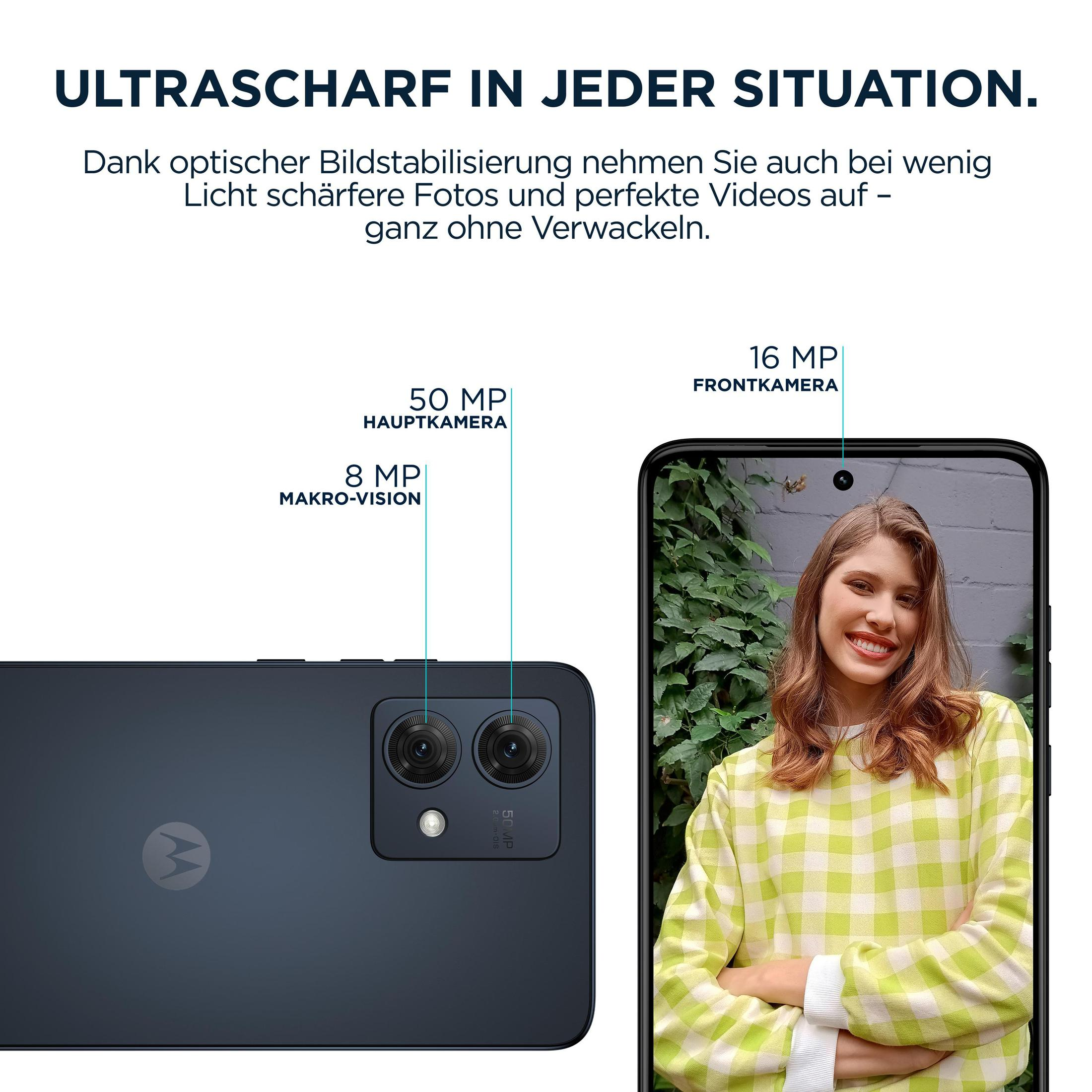 Smartfon z aparatami i tekstem oraz twarz uśmiechniętej kobiety po prawej stronie kadru.