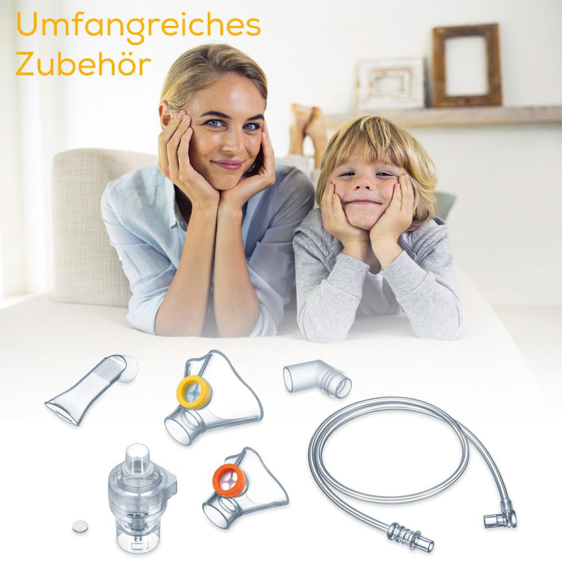 Frau und Kind liegen, lächeln. Medizinische Accessoires im Vordergrund: Masken, Schläuche.