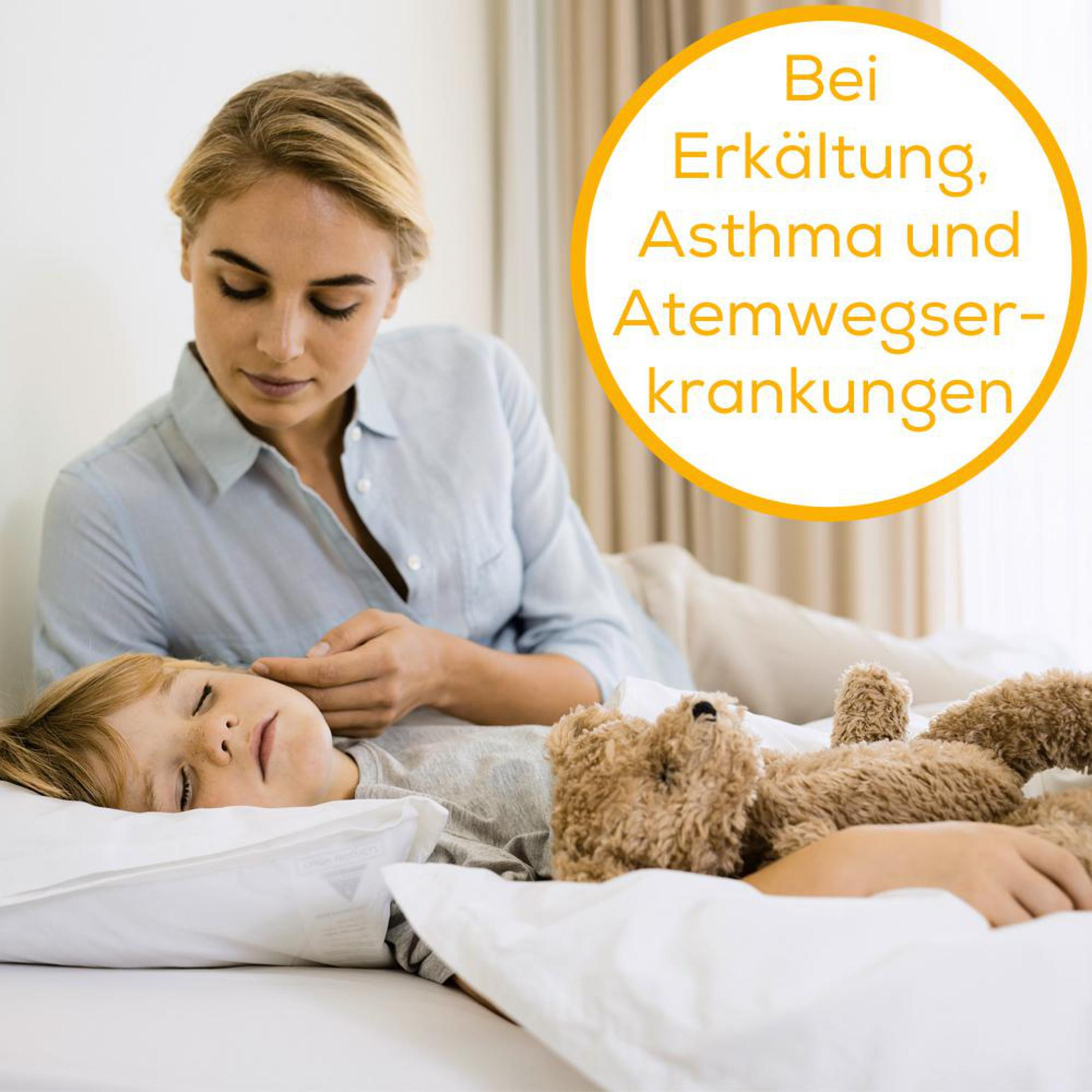 Frau mit Kind im Bett, Text: Bei Erkältung, Asthma und Atemwegserkrankungen.