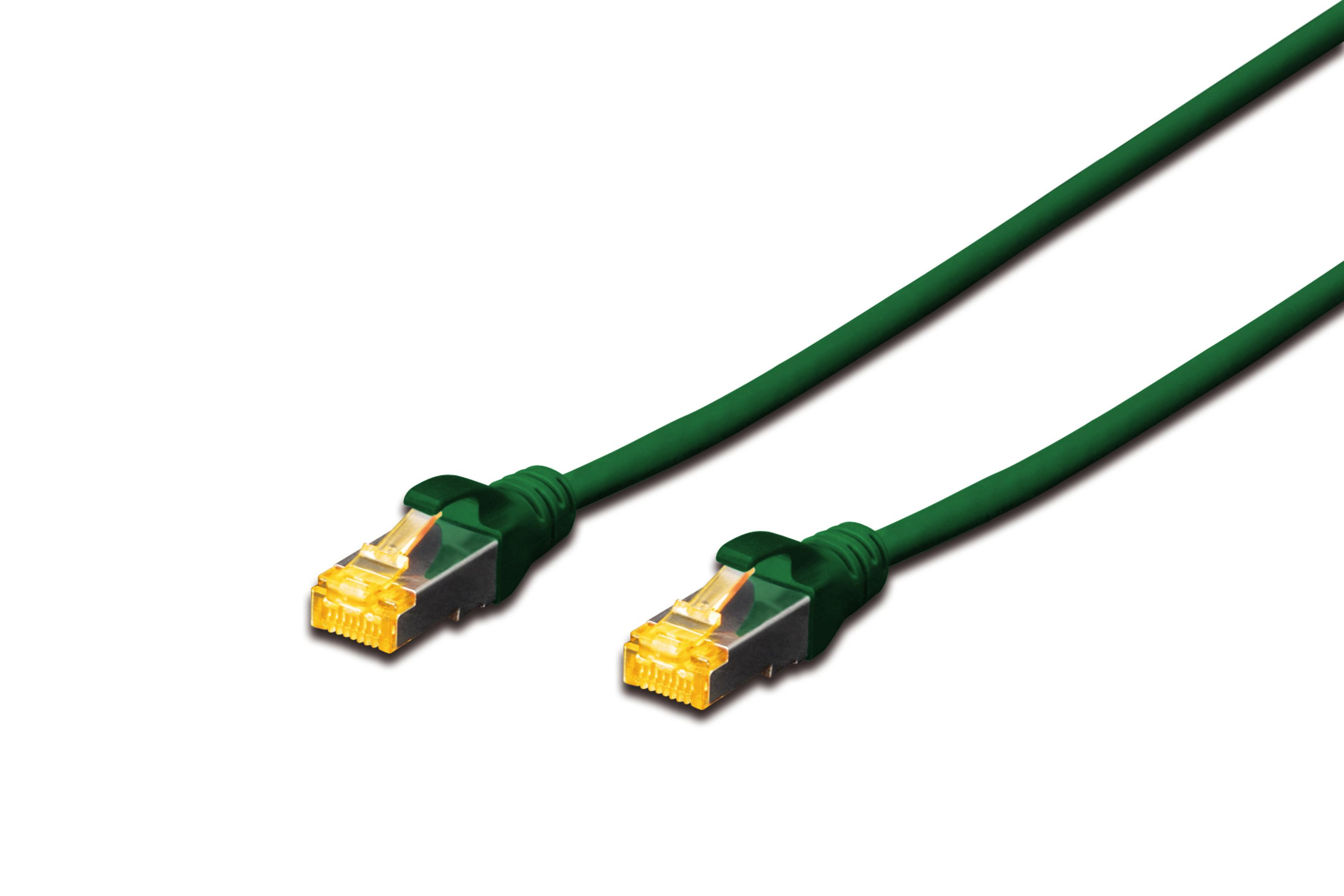 Dwa zielone kable Ethernet z żółtymi złączami na białym tle.