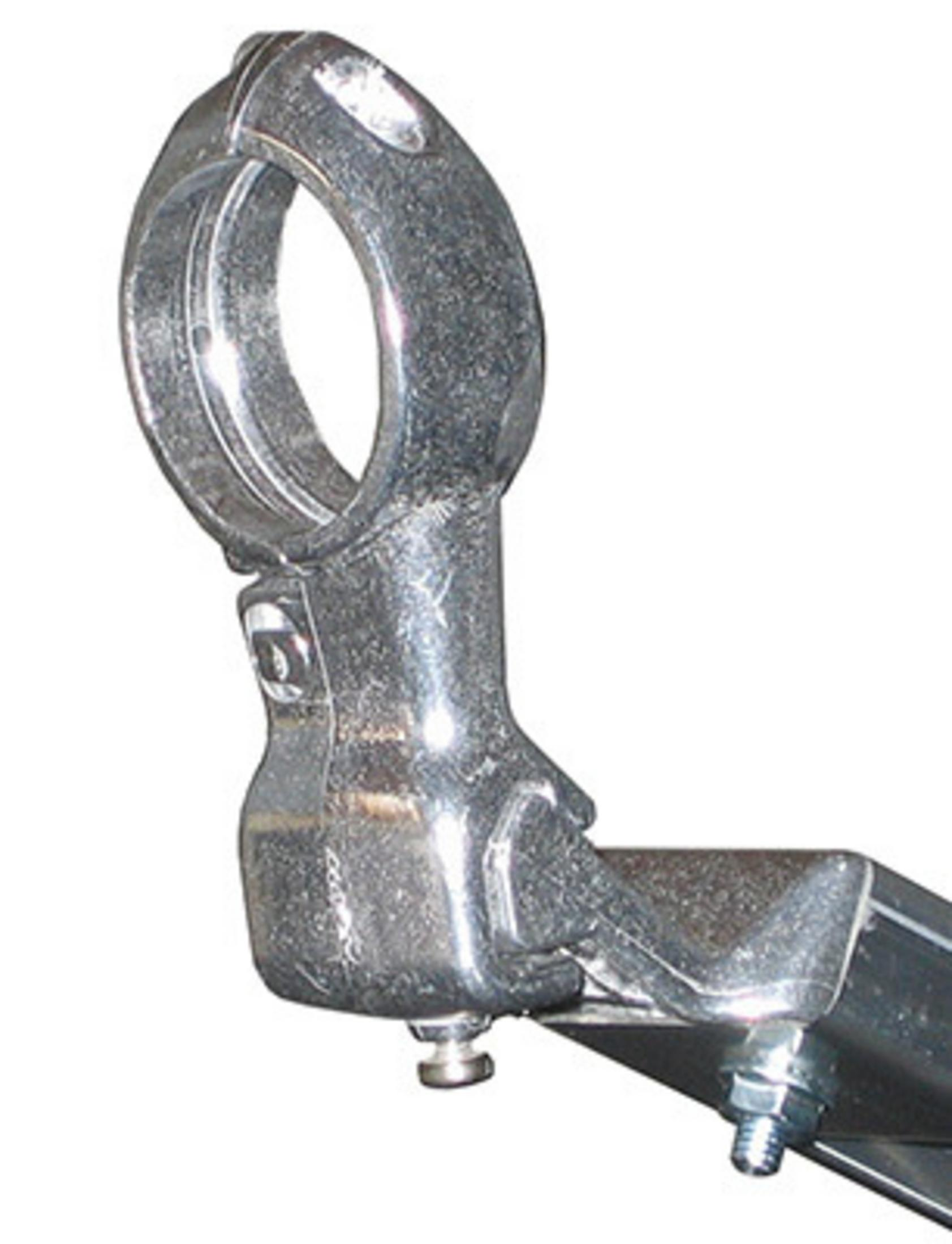 Eine metallisch silberne Halterung mit einem kreisförmigen Ring oben, an einem anderen Teil befestigt.