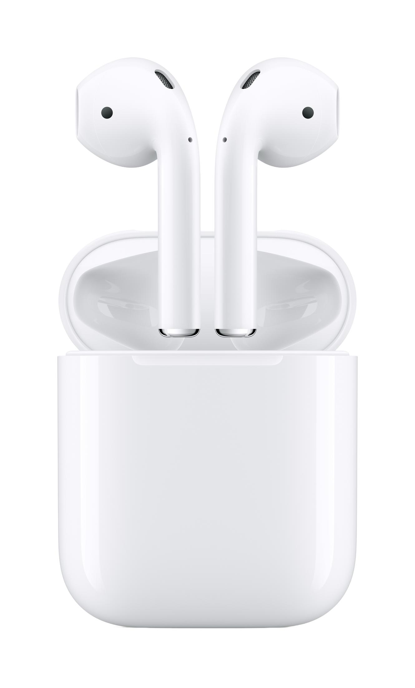 Weiße Apple AirPods in ihrem Ladecase. Isoliert auf weißem Hintergrund.