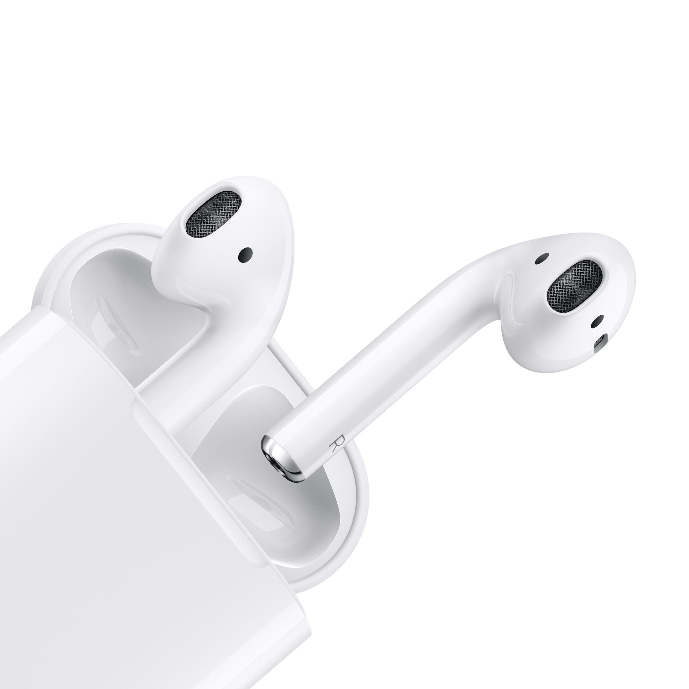 Weiße Apple AirPods in ihrem Ladecase, mit einem AirPod außerhalb.