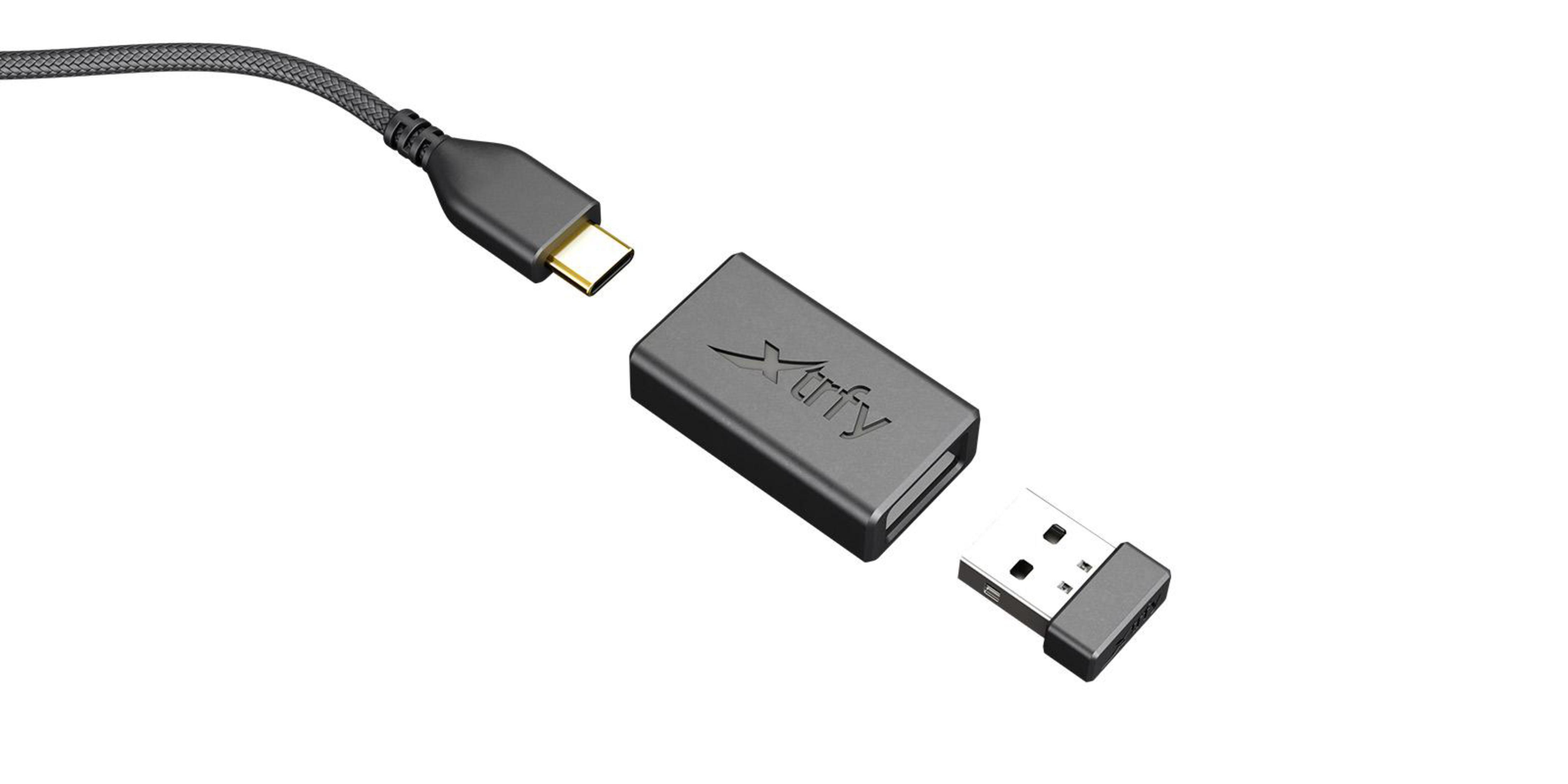 Czarny adapter USB Xtrfy z kablem USB-C i złączem USB-A.
