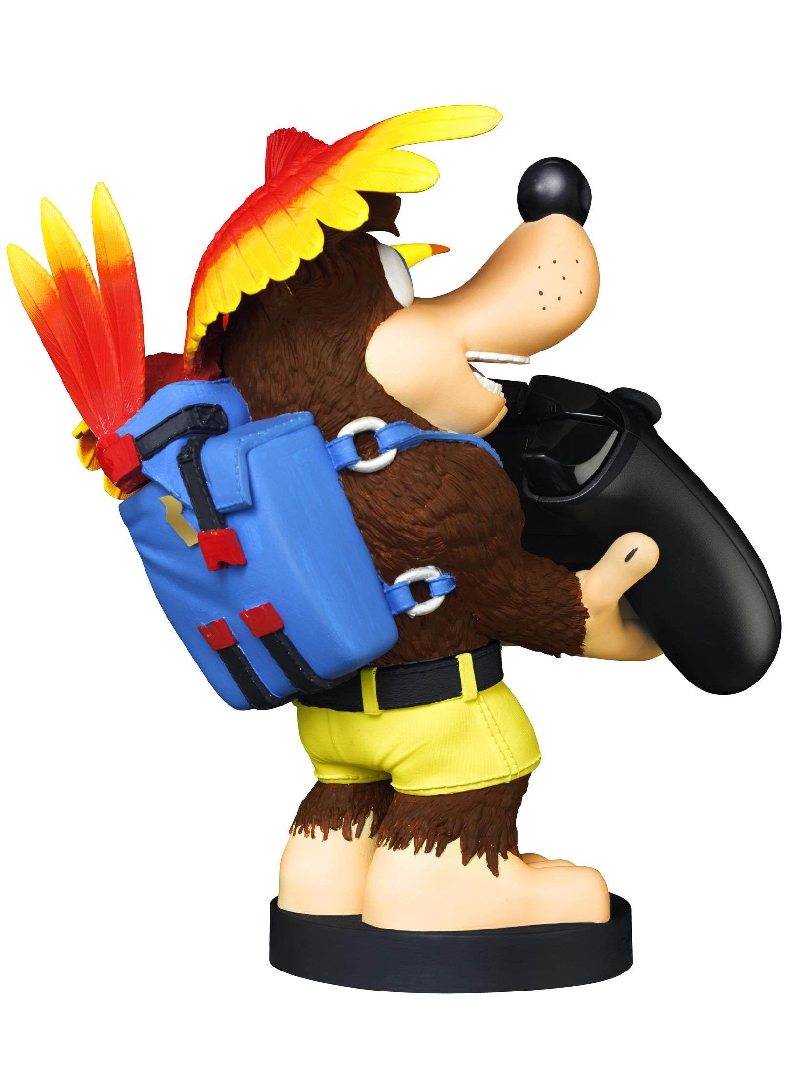 Una statuetta di Banjo-Kazooie con un controller di gioco nero, su sfondo bianco.
