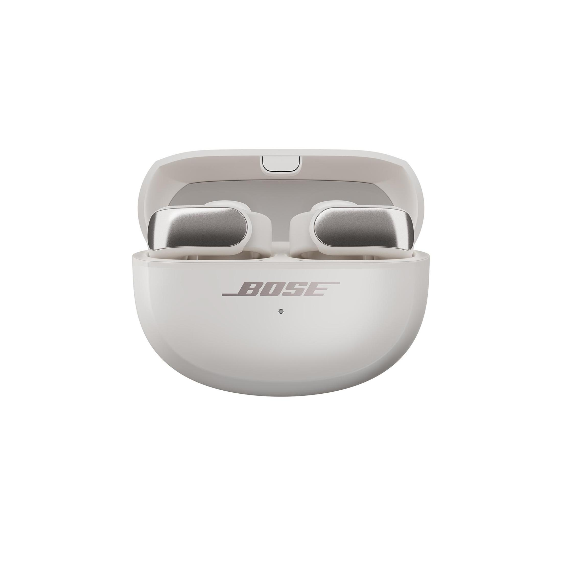 Funda blanca de auriculares con detalles plateados, con el logo de Bose.