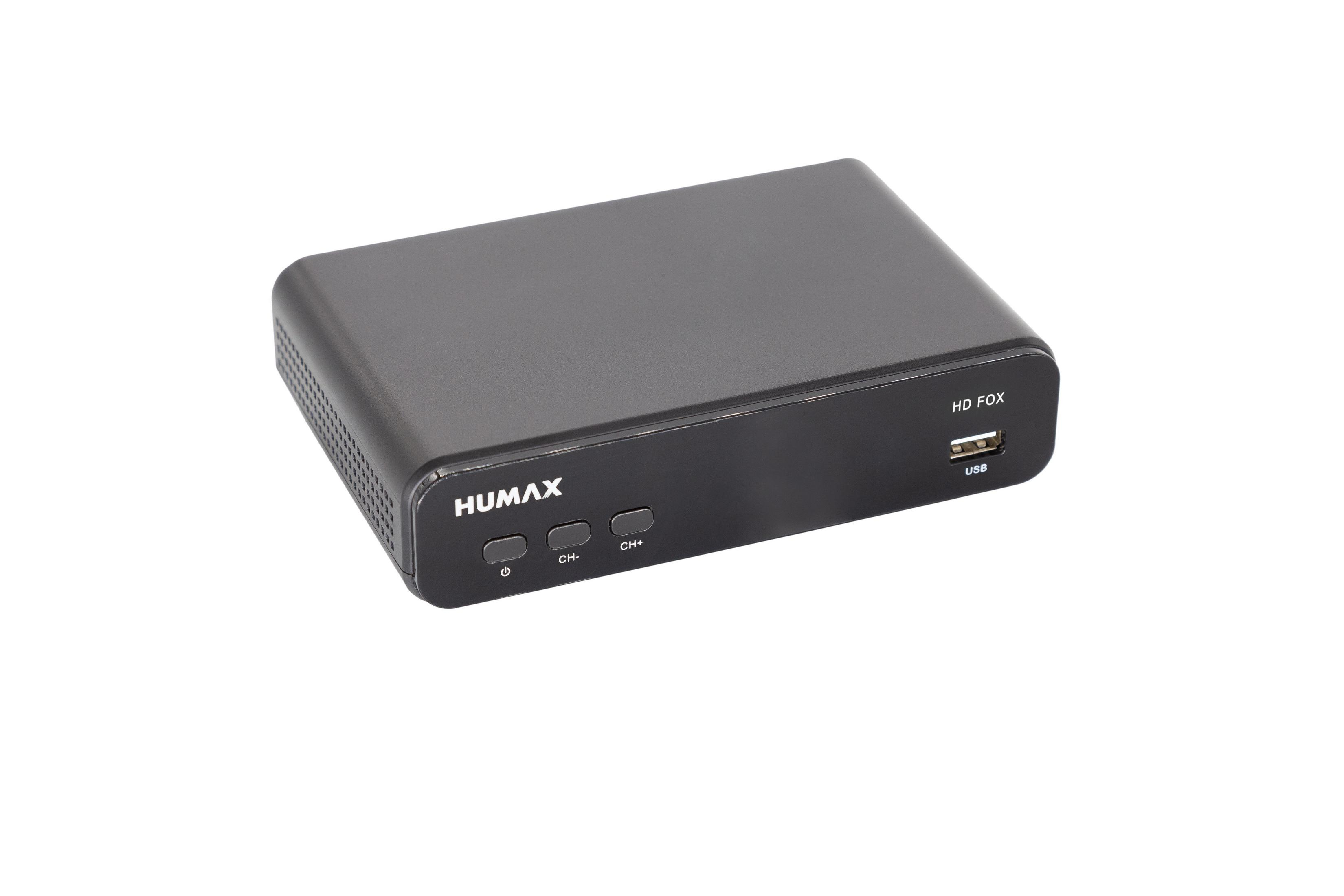Ein schwarzer Humax HD FOX Digitalempfänger. Tasten für CH- und CH+, und ein USB-Anschluss sind sichtbar.