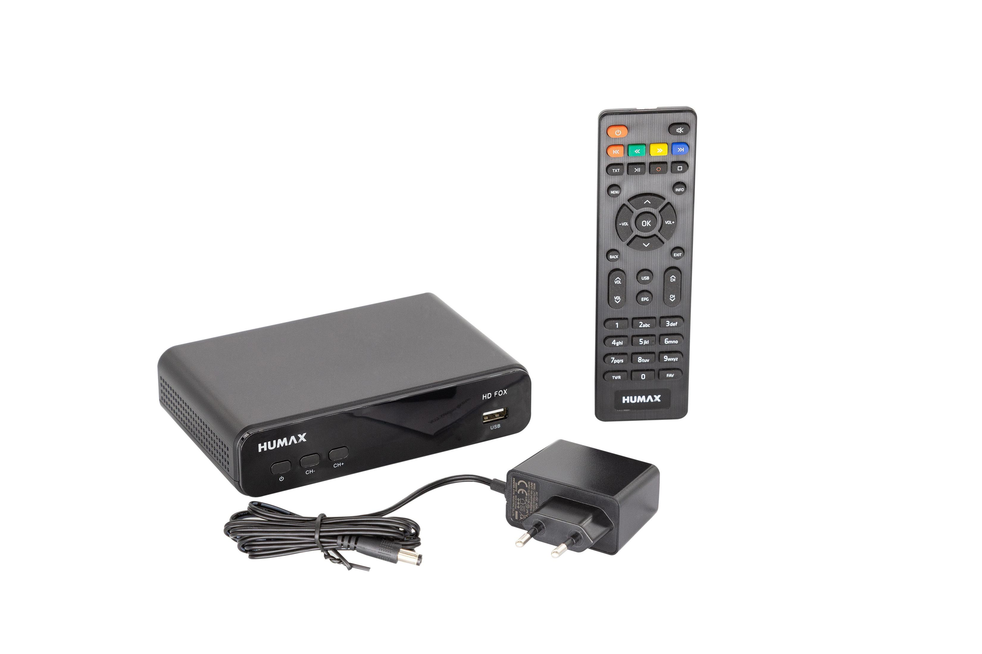 Ein digitaler Humax-Receiver, Fernbedienung, Netzteil und Kabel liegen auf einer weißen Oberfläche. Weißer Hintergrund.