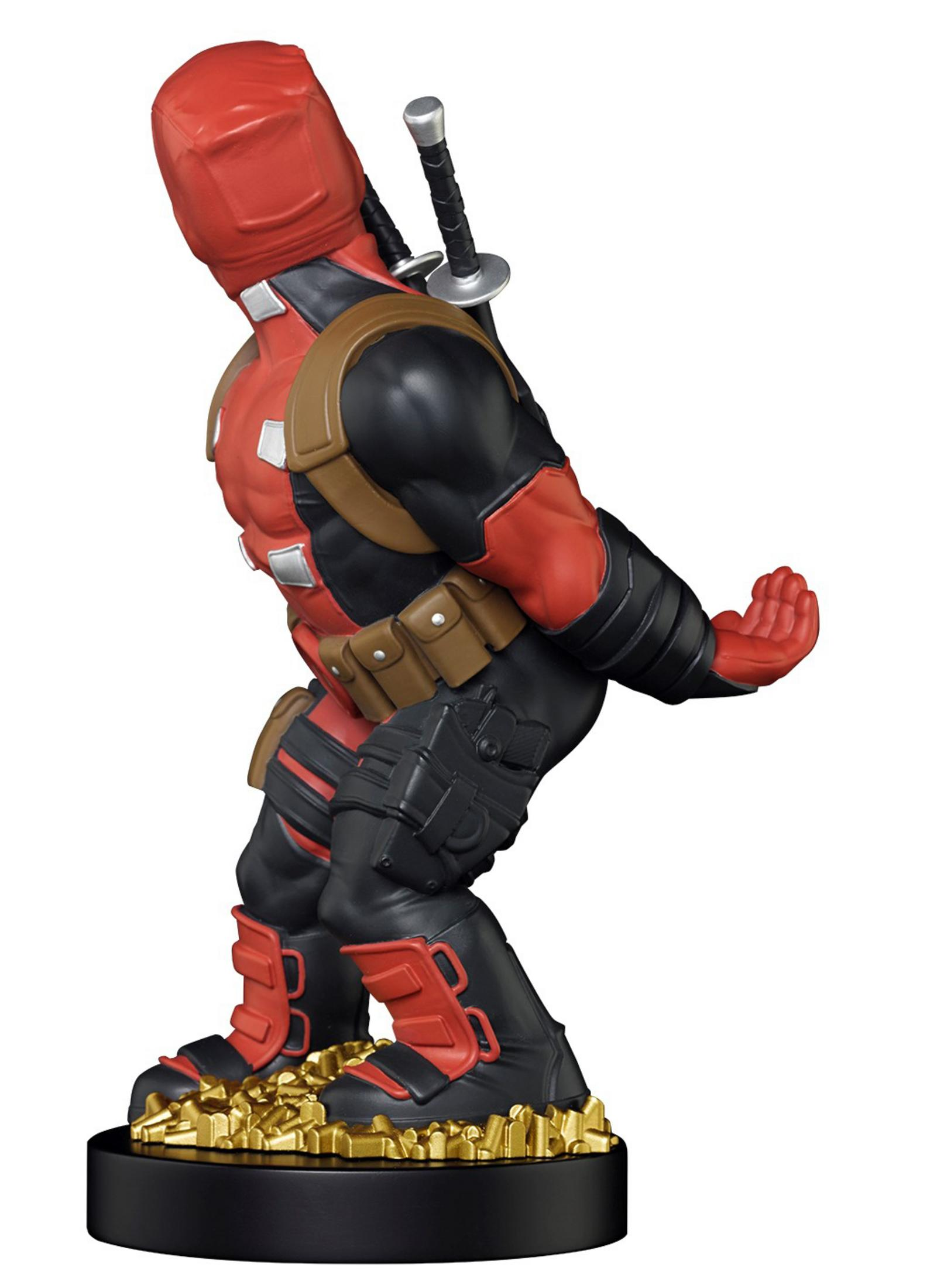 Figurina di Deadpool in posa d'azione, con tuta rossa e nera, monete d'oro e base nera.