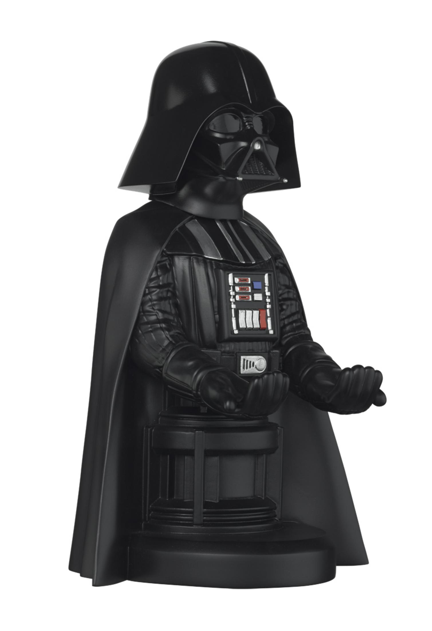 Una statua di Darth Vader in tenuta nera, con mantello ed elmetto, in piedi su una base.