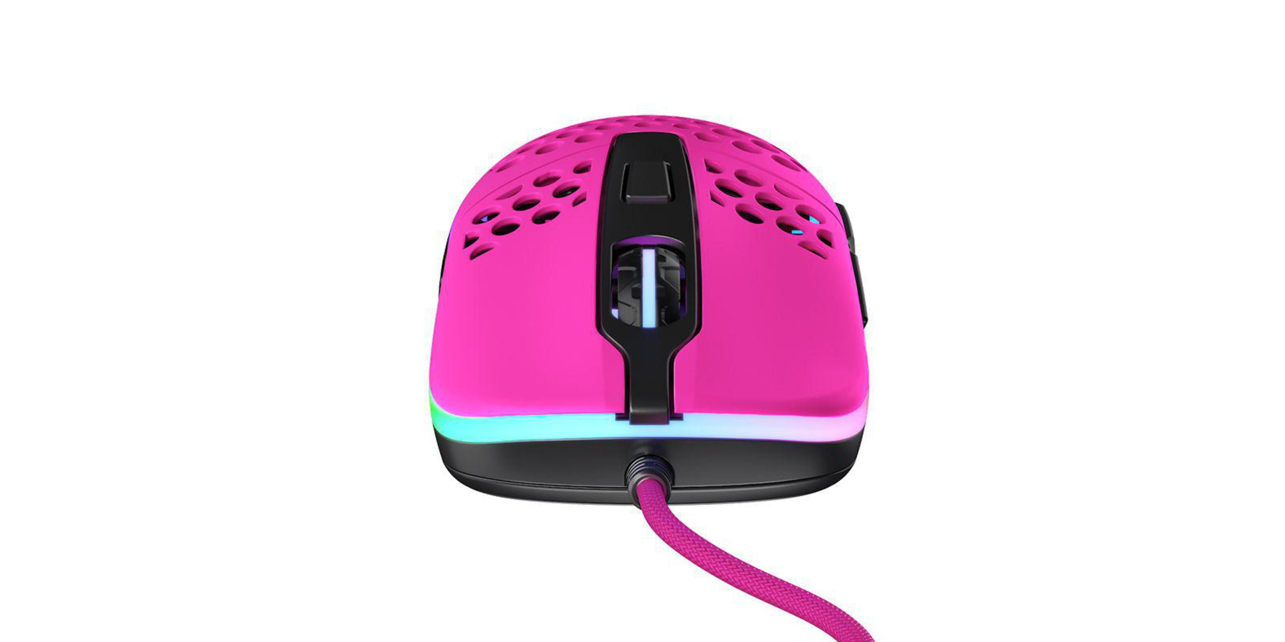 Un mouse da gaming rosa acceso con design a nido d'ape e cavo rosa.