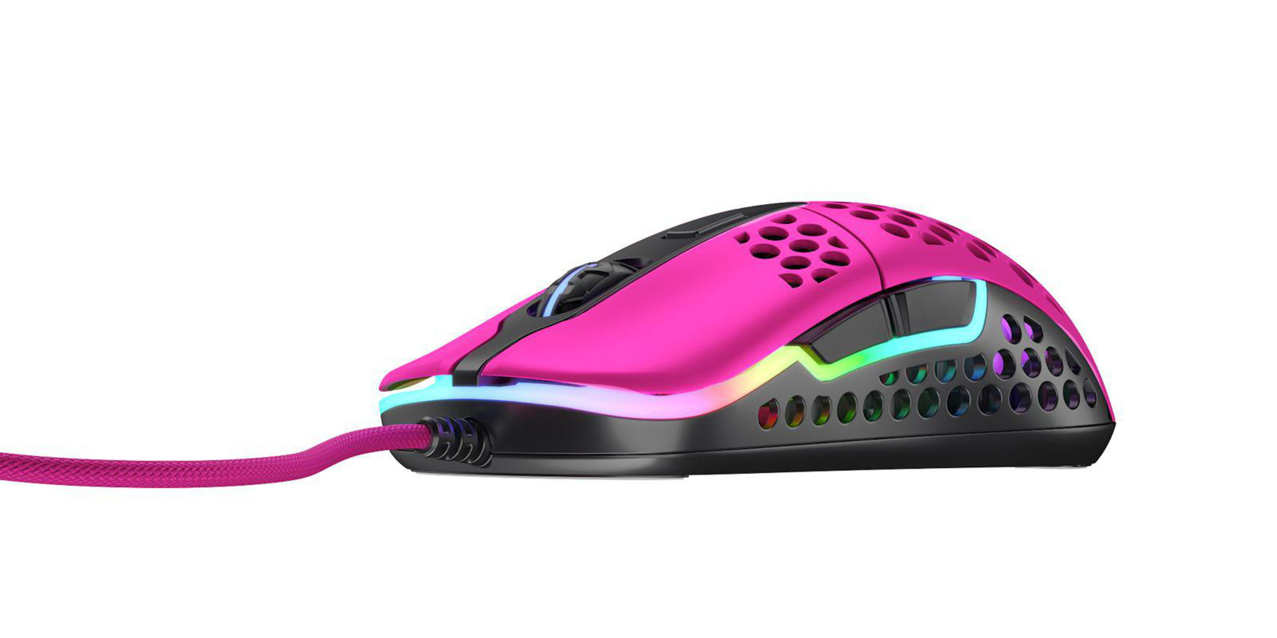 Un mouse da gioco rosa con illuminazione RGB e un cavo nero.