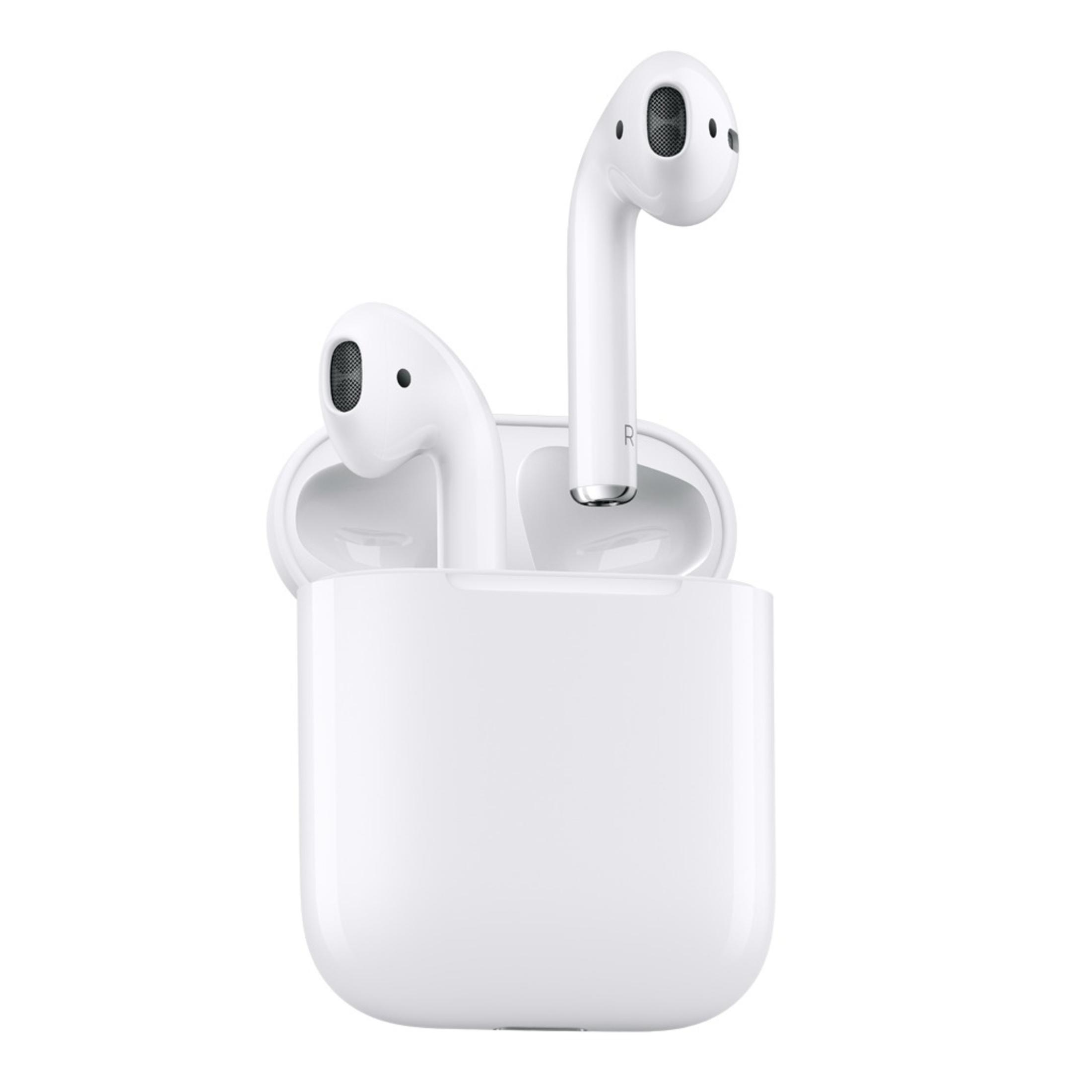 Weiße AirPods in ihrem Ladecase. Weißer Hintergrund.