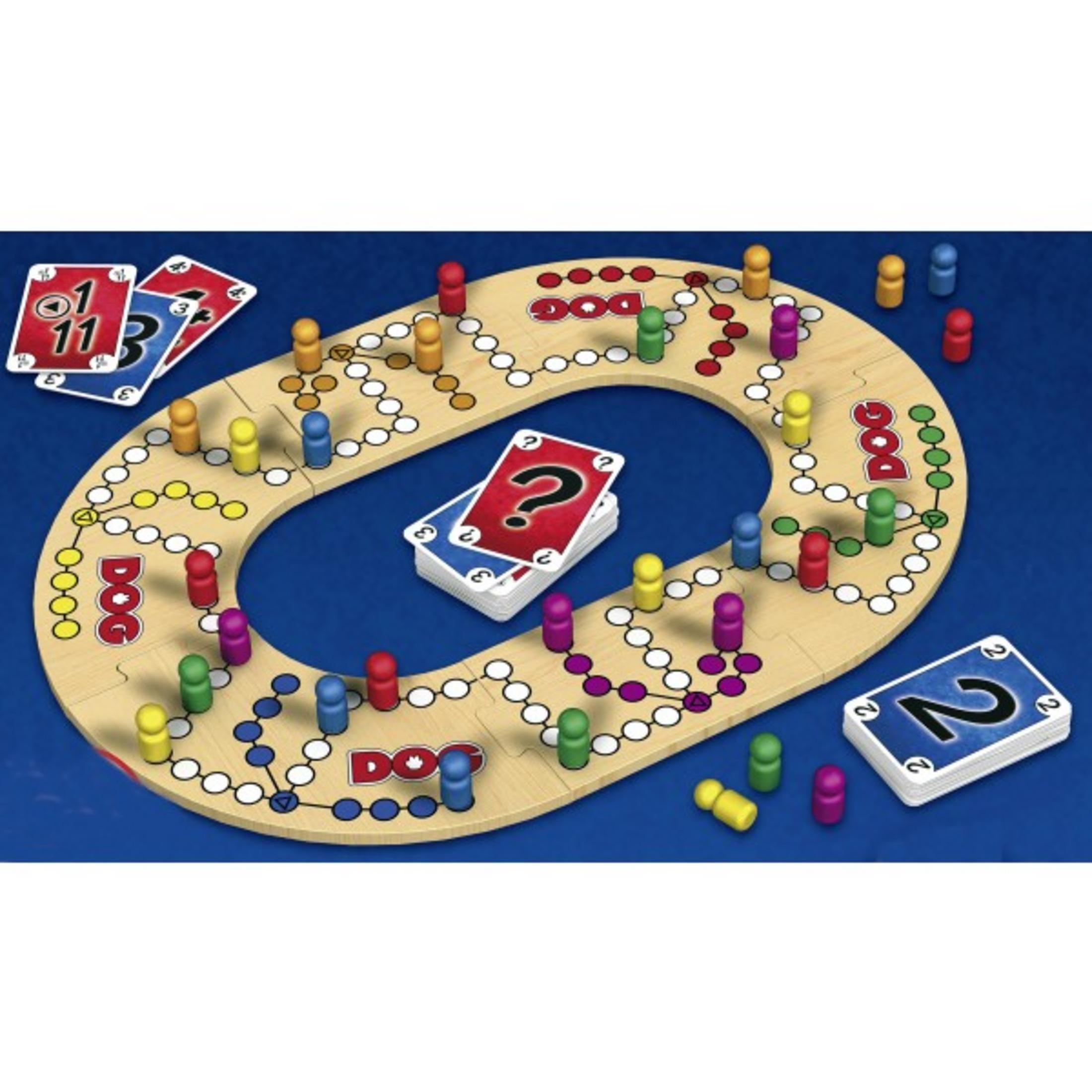 Gra planszowa Dog z kartami i pionkami. Drewniana plansza. Niebieskie tło.