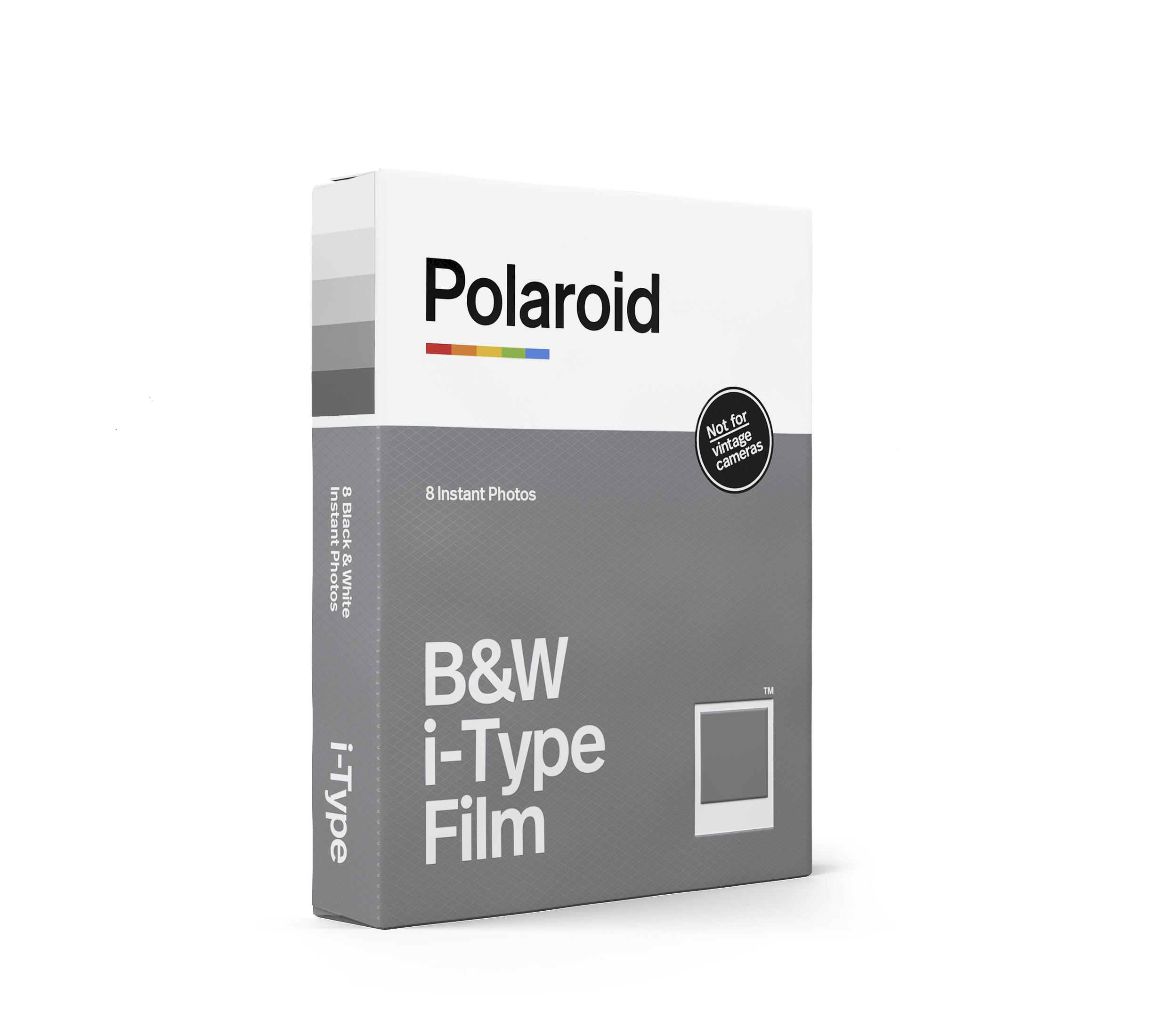 Pudełko z filmem Polaroid B&W i-Type. Pudełko jest białe z czarnymi i szarymi literami i grafiką.