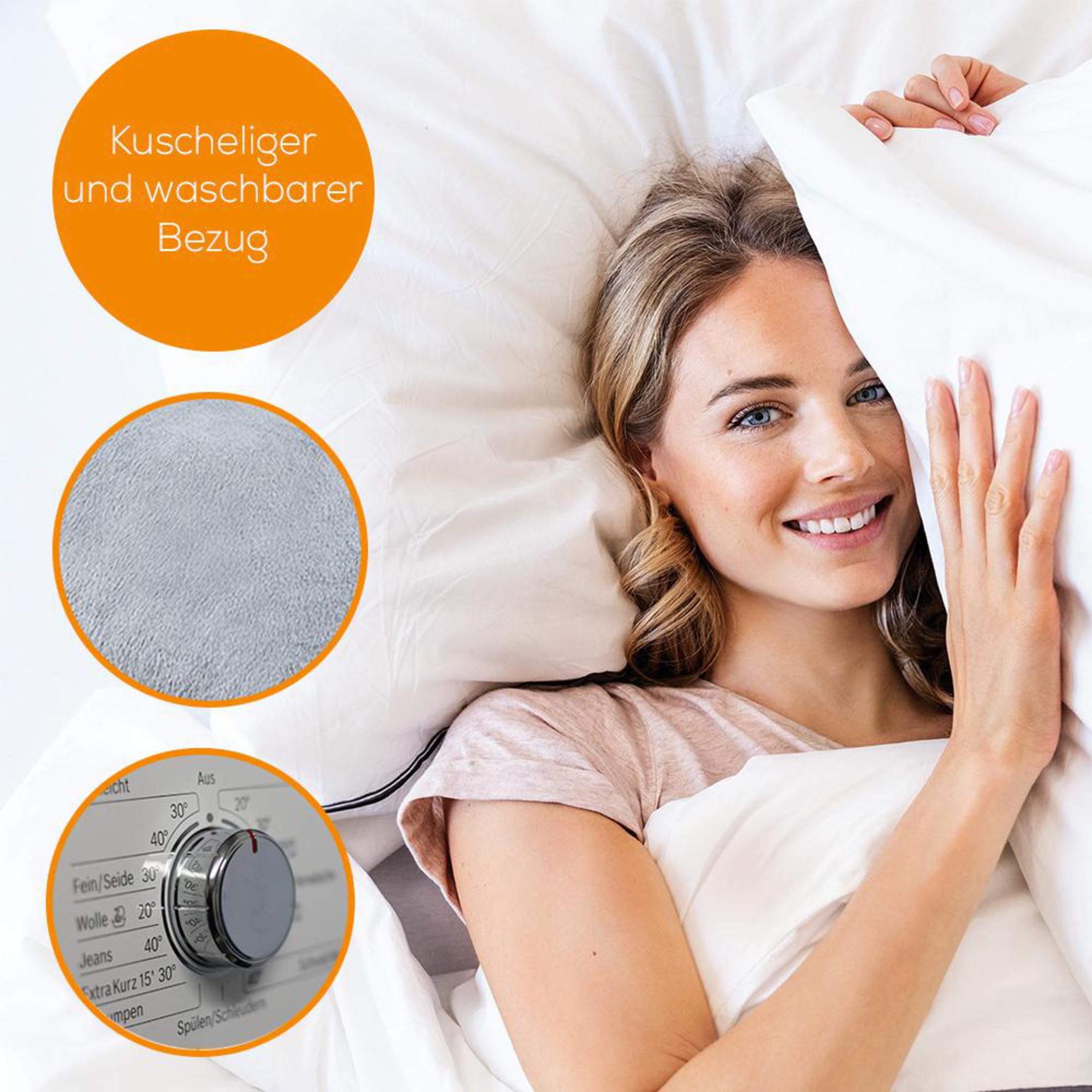 Donna sotto una coperta bianca, sorridente. Quadrante della lavatrice e primo piano del tessuto morbido.