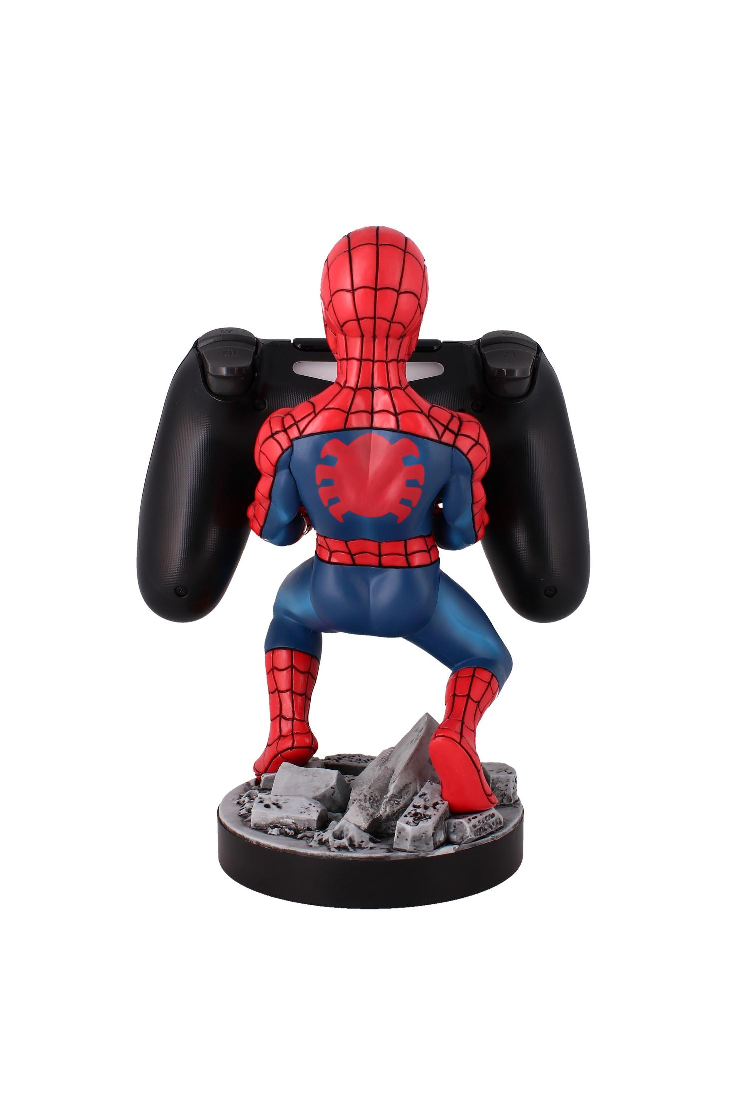 Figura di Spider-Man che tiene un controller nero. È su una base grigia con sfondo bianco.
