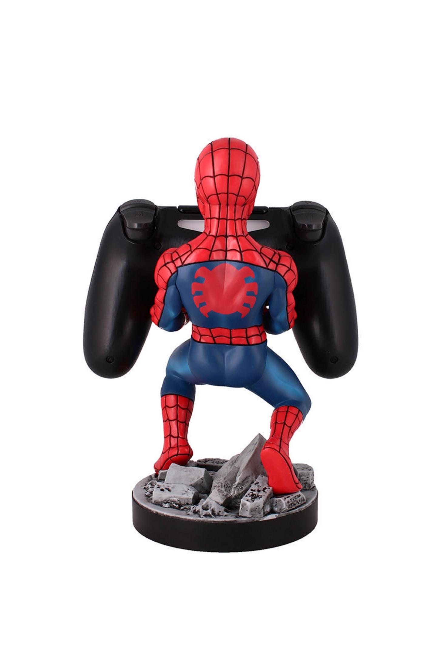 Una figura di Spider-Man che tiene un controller di gioco nero, su una base rocciosa.