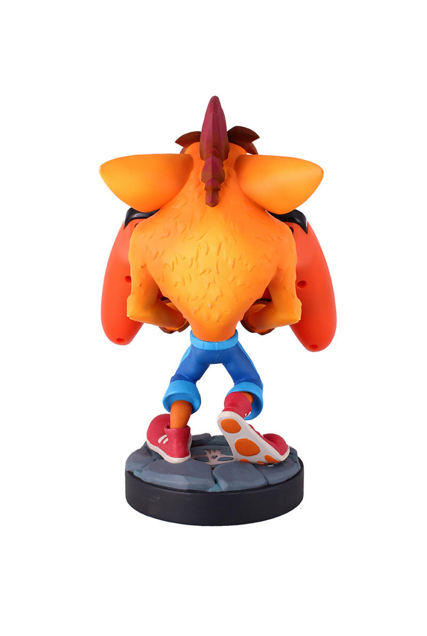 Una figura di Crash Bandicoot, vista posteriore. È arancione e marrone, con pantaloni blu e scarpe rosse, su una base grigia.