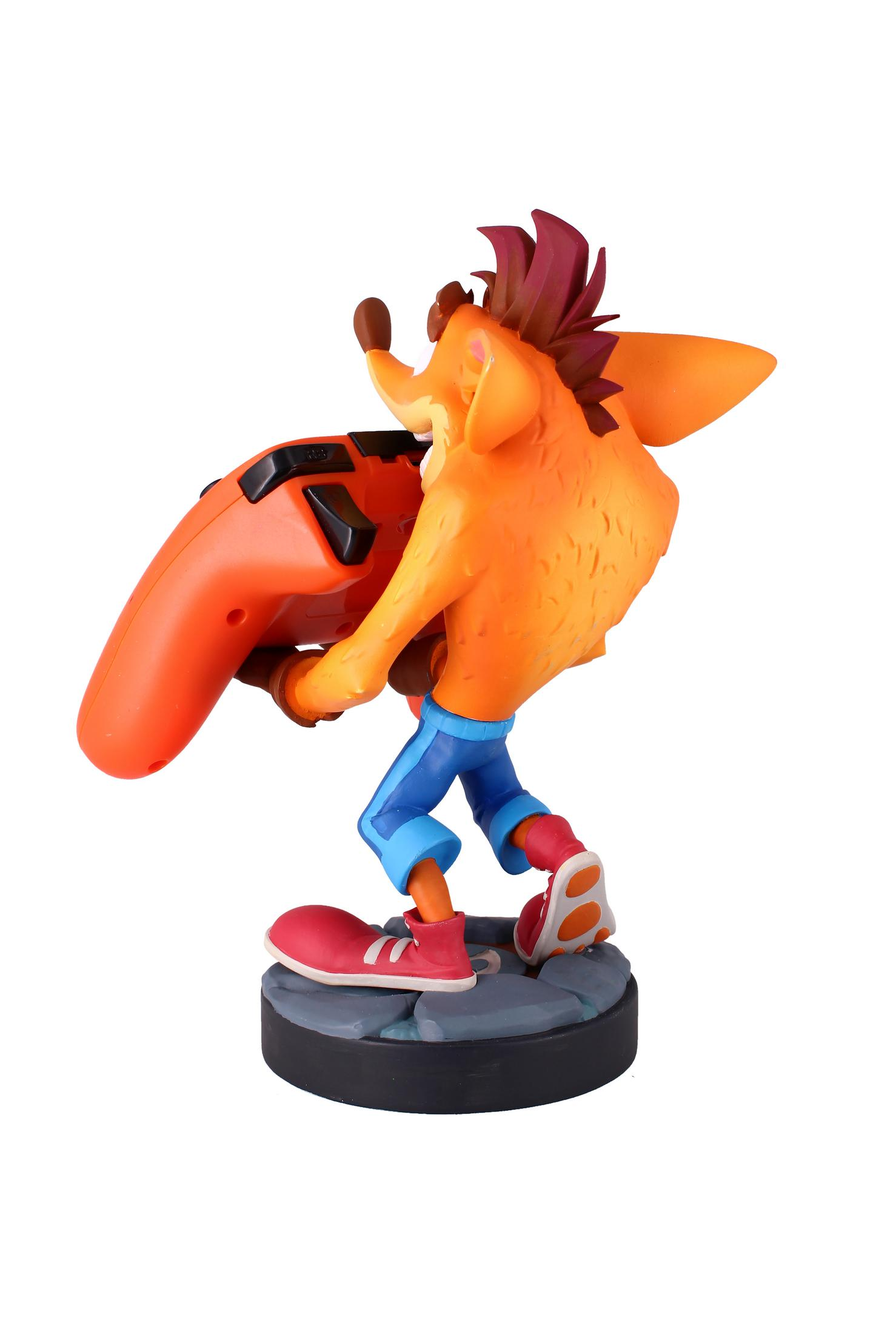Figura di Crash Bandicoot, personaggio arancione che tiene un controller, in piedi su una base.