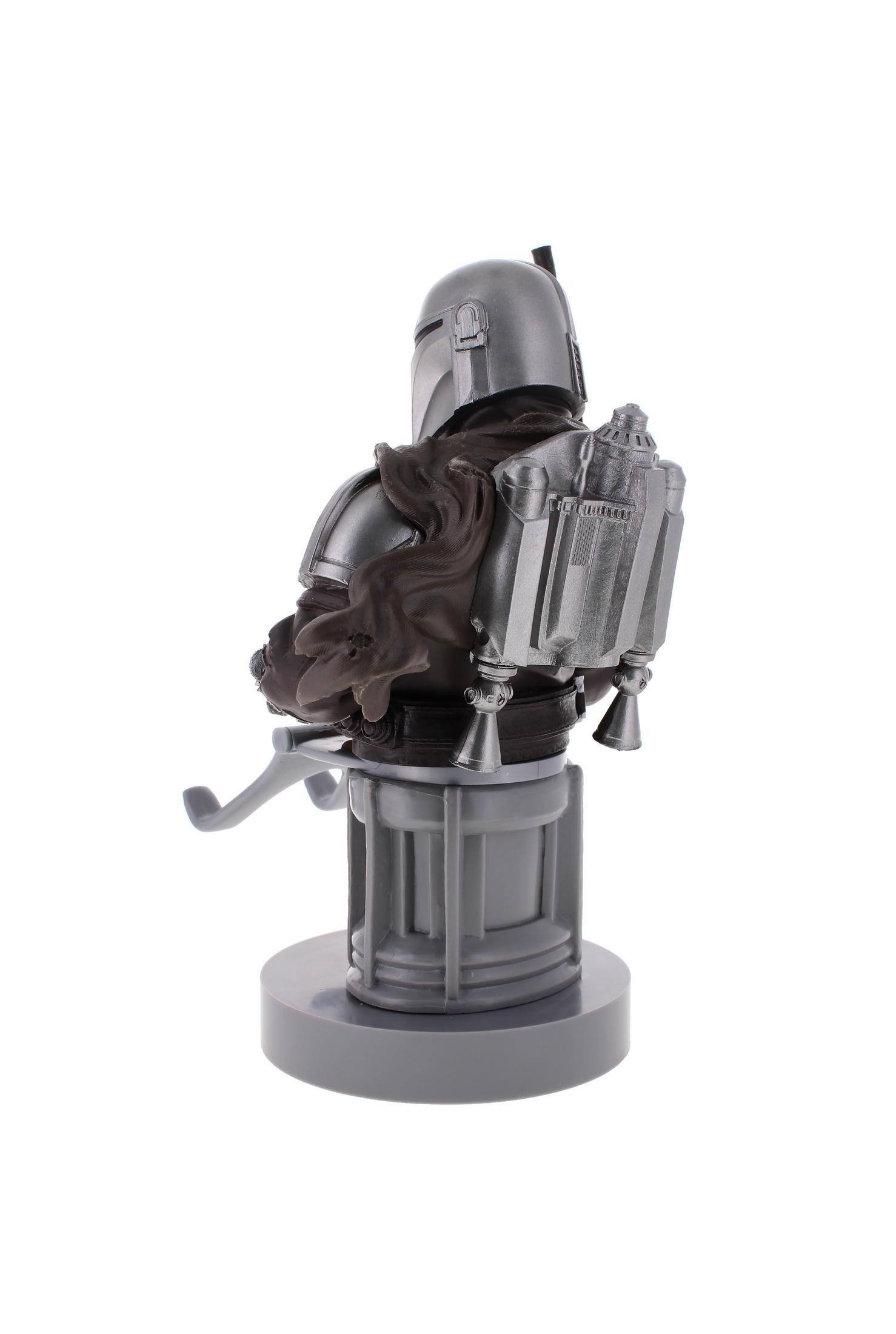 Un action figure di Mandalorian da dietro, con jetpack e casco, su un supporto grigio.