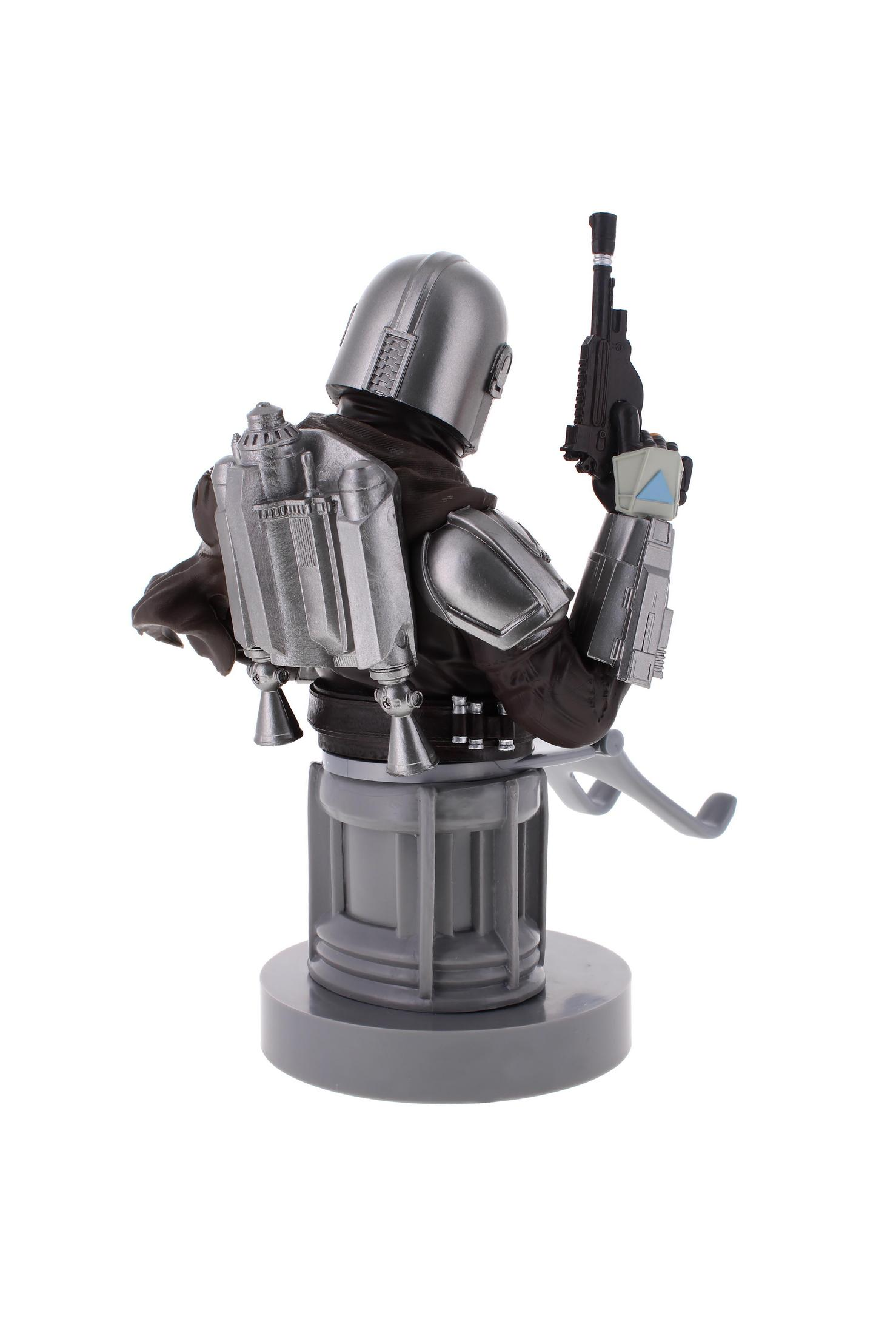 Busto del Mandaloriano, elmetto argentato, jetpack e blaster. Base grigia, sfondo bianco.