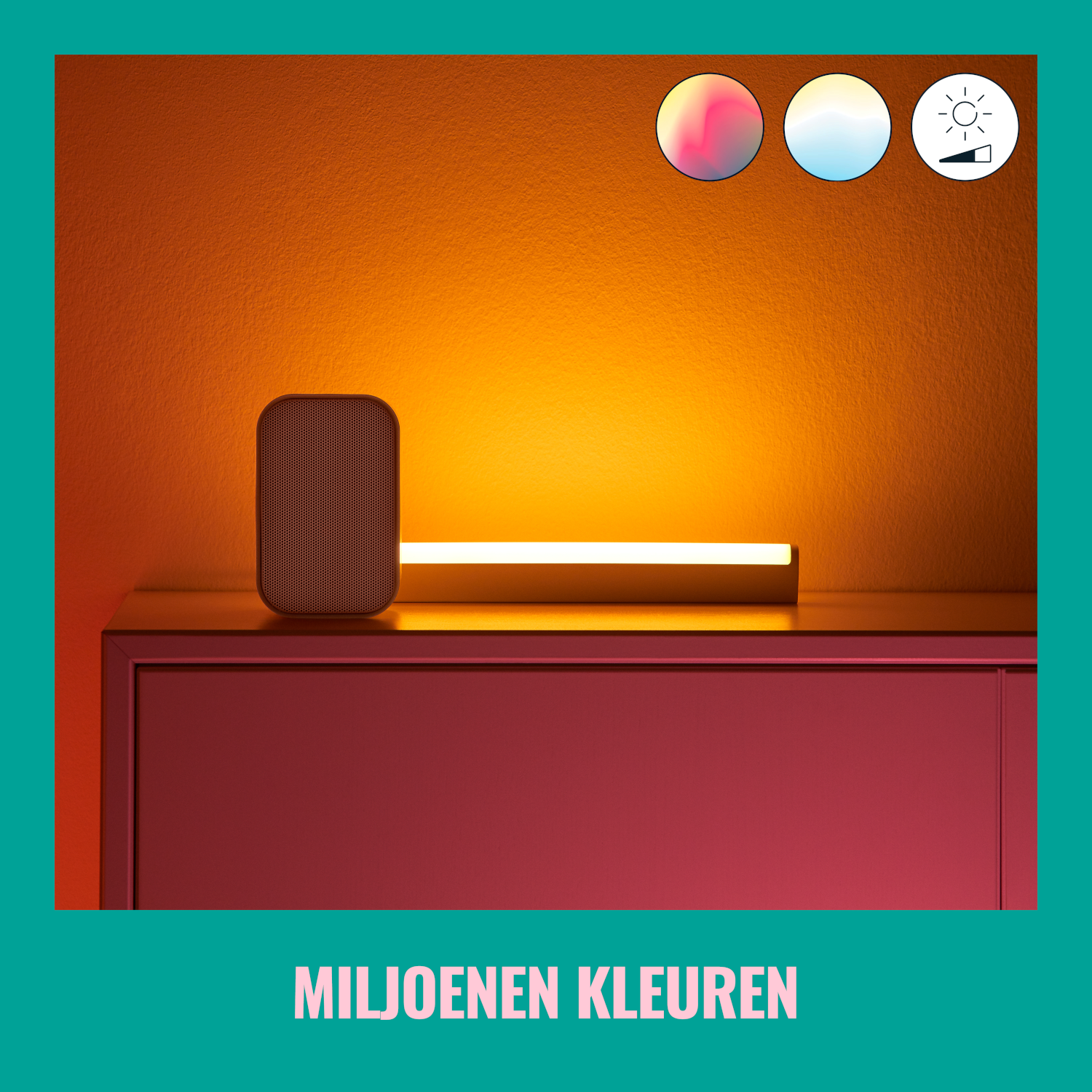 Moderne Lampe und Lautsprecher auf einem Schrank, mit Farbindikatoren.