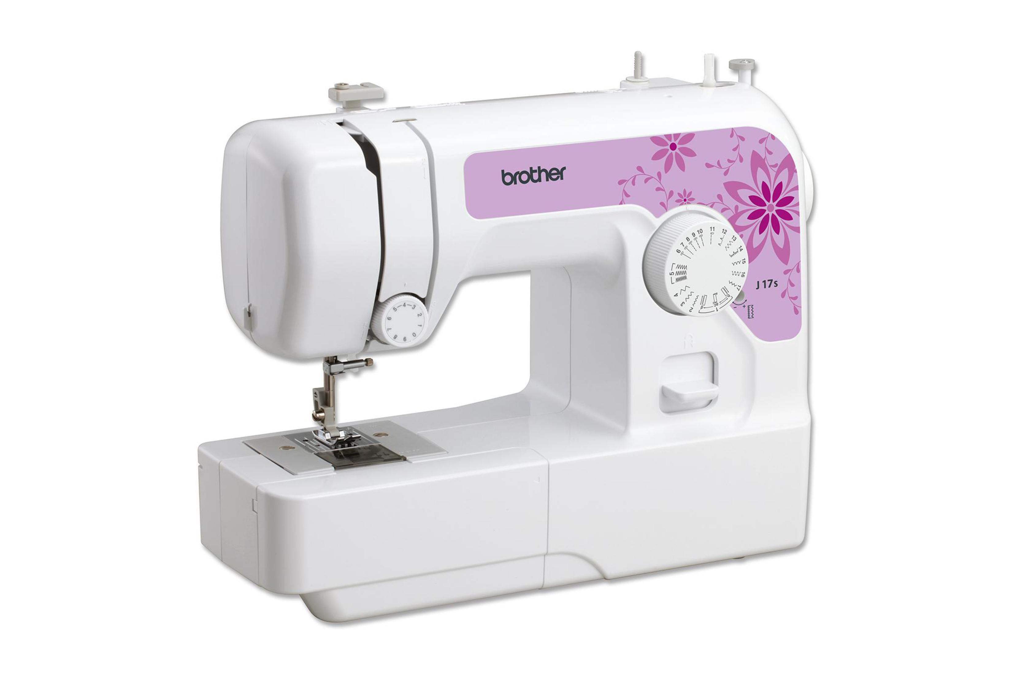 Biała maszyna do szycia Brother. Ma fioletowy kwiatowy wzór i kilka pokręteł i przycisków.