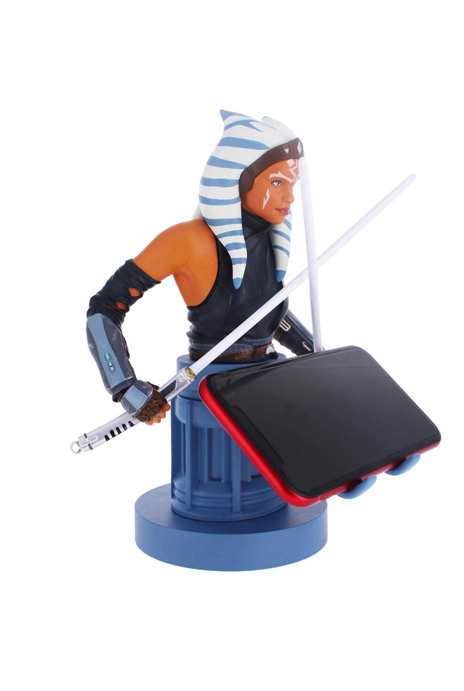 Figura di Ahsoka Tano che tiene un telefono. Indossa un abito blu e bianco con le spade laser.