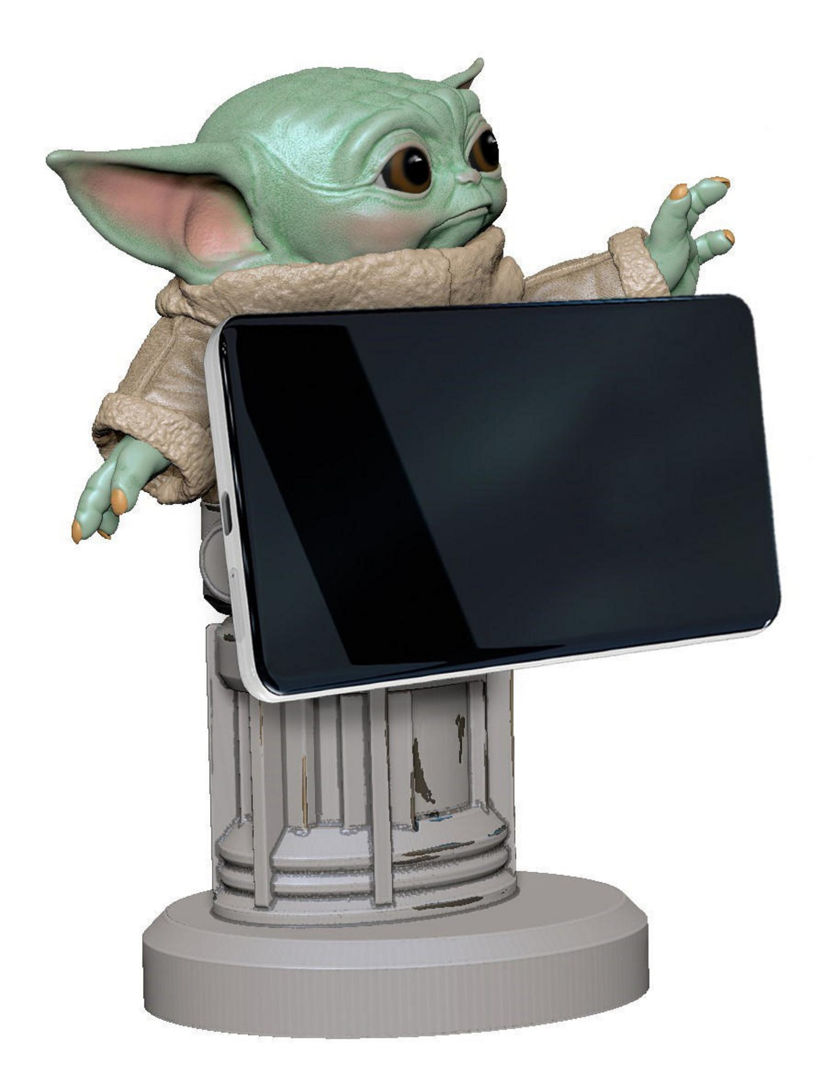 Statua di Baby Yoda che tiene in mano un tablet con schermo nero. È su un piedistallo.