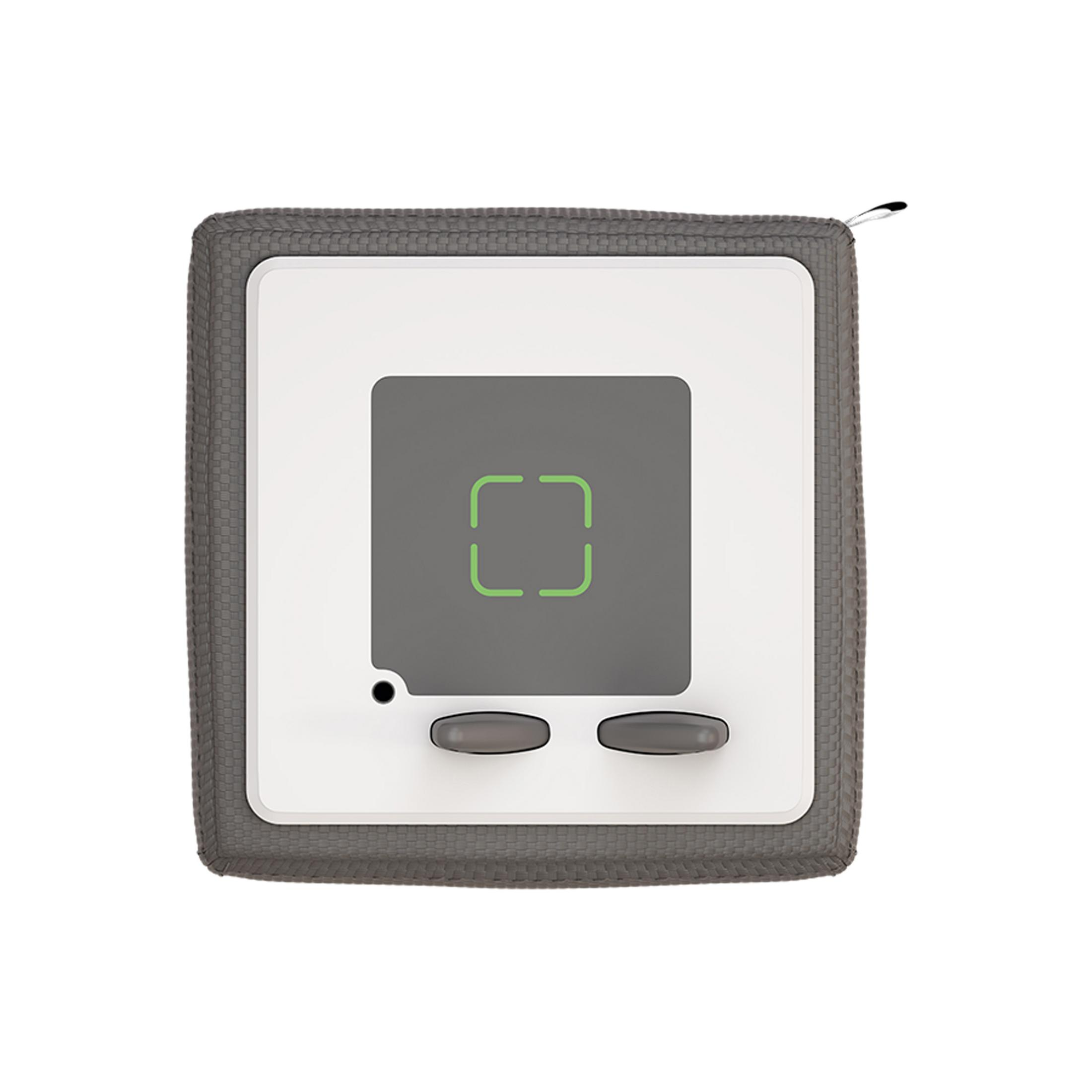 Dispositivo doméstico inteligente gris con diseño cuadrado, botón táctil y dos botones de control. Aislado sobre blanco.