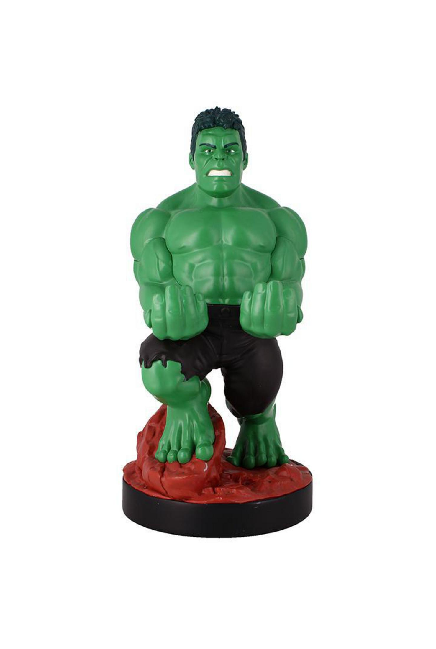 Statua di Hulk su base, pelle verde, pantaloni neri, mani sulle gambe.