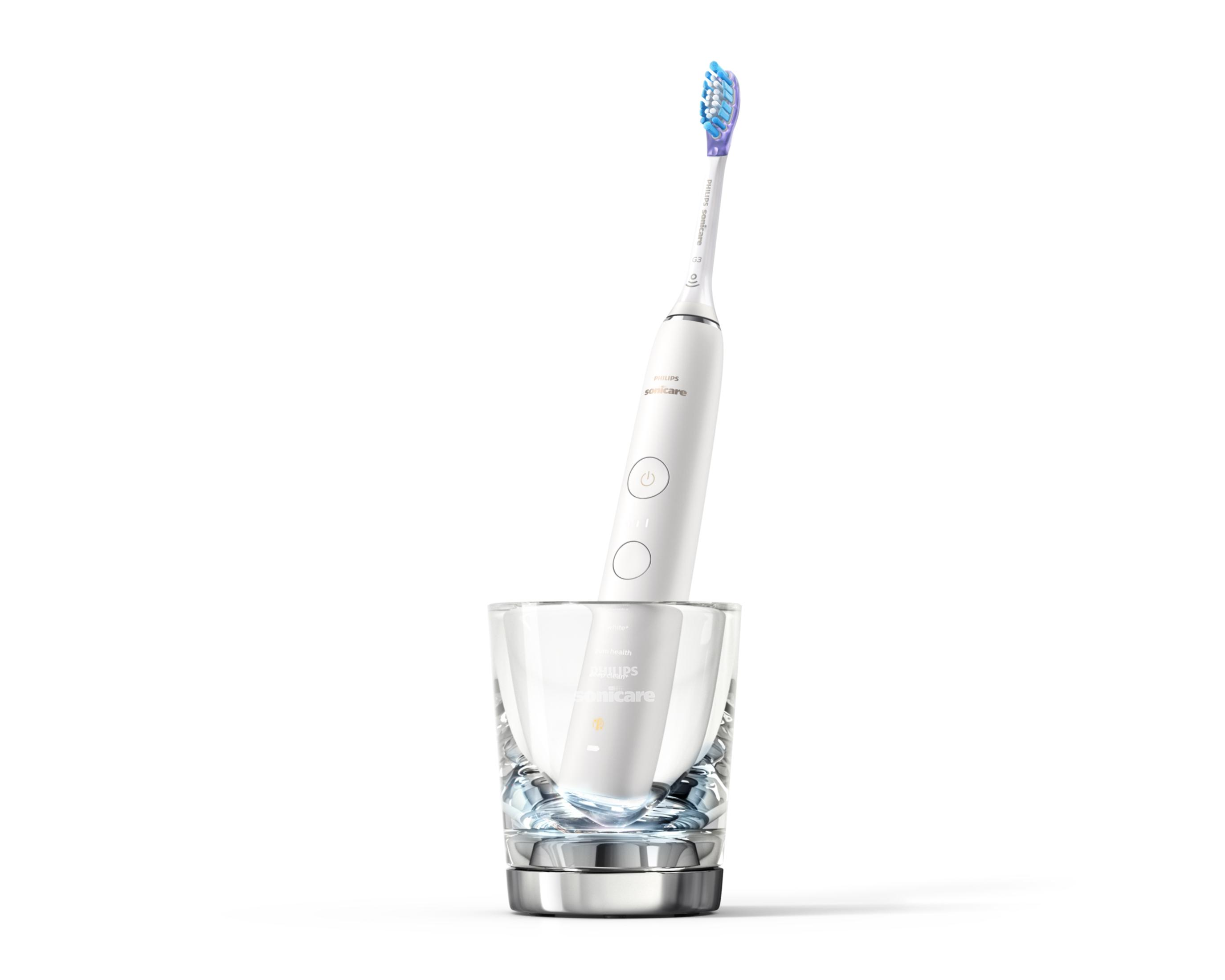 Spazzolino elettrico Philips Sonicare bianco in un bicchiere, sfondo bianco.