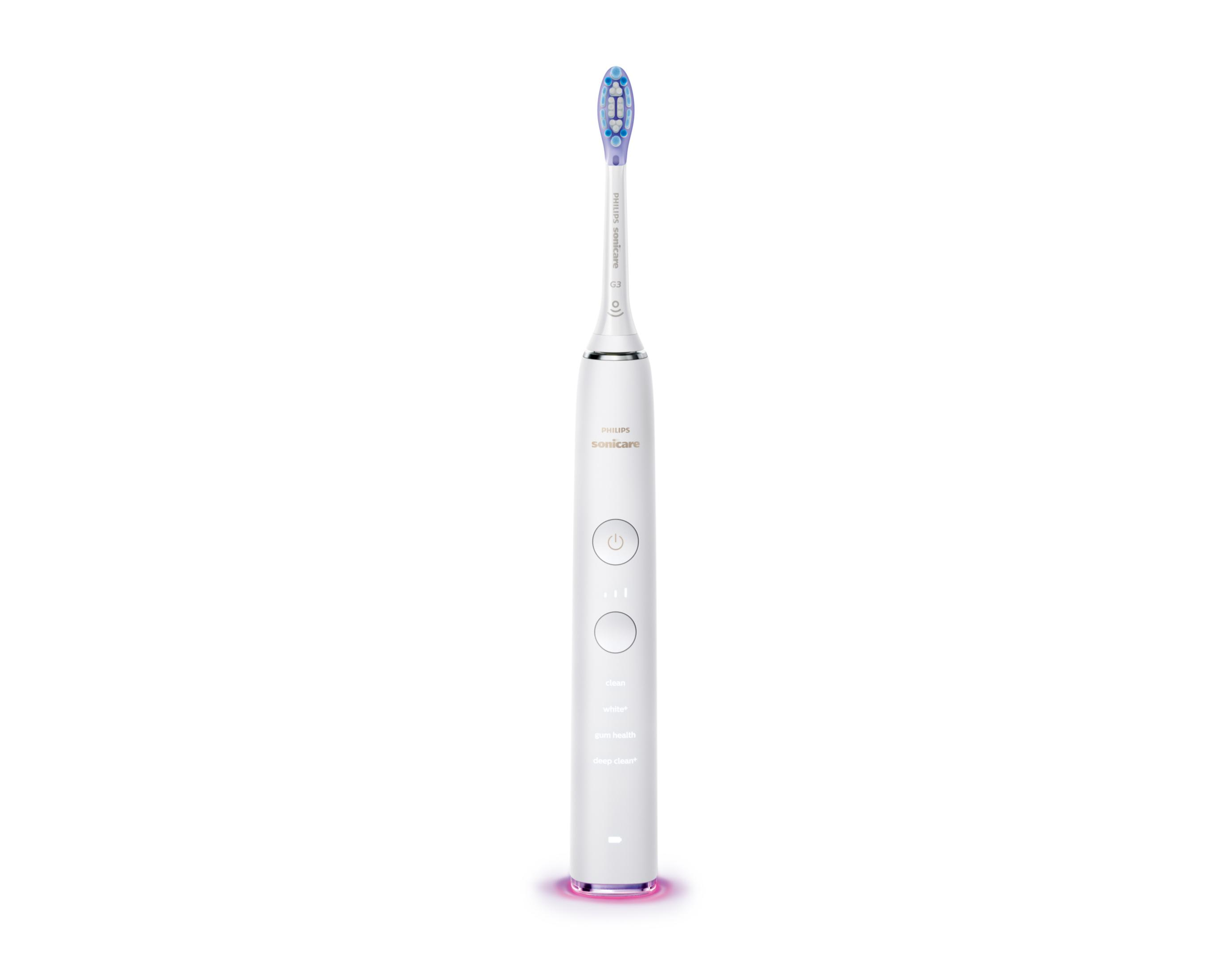 Uno spazzolino elettrico bianco con testina blu e bianca, su sfondo bianco.