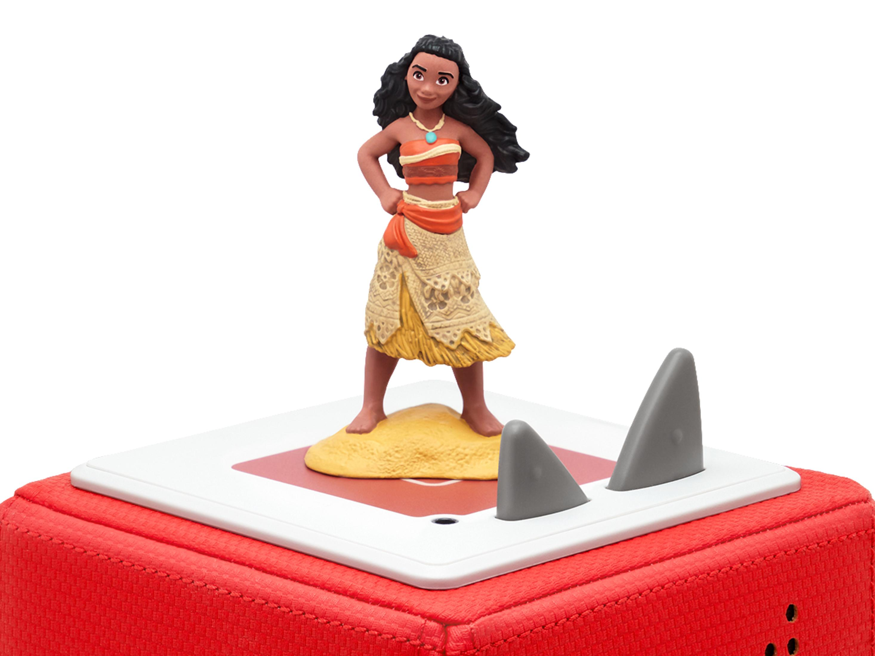Figurine Moana sur une base rouge avec des ailerons de requin. Elle pose, portant un costume.