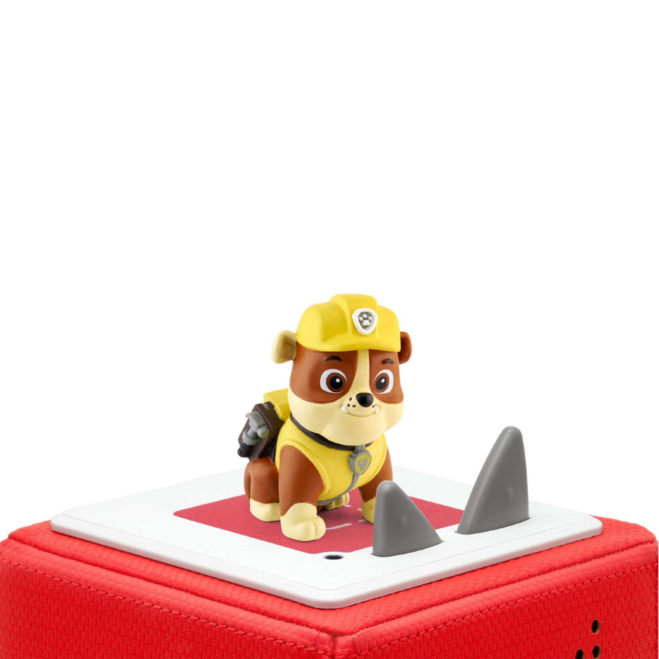 Rubbel, ein Paw Patrol-Charakterspielzeug, auf einer roten Basis mit Haiflossen.