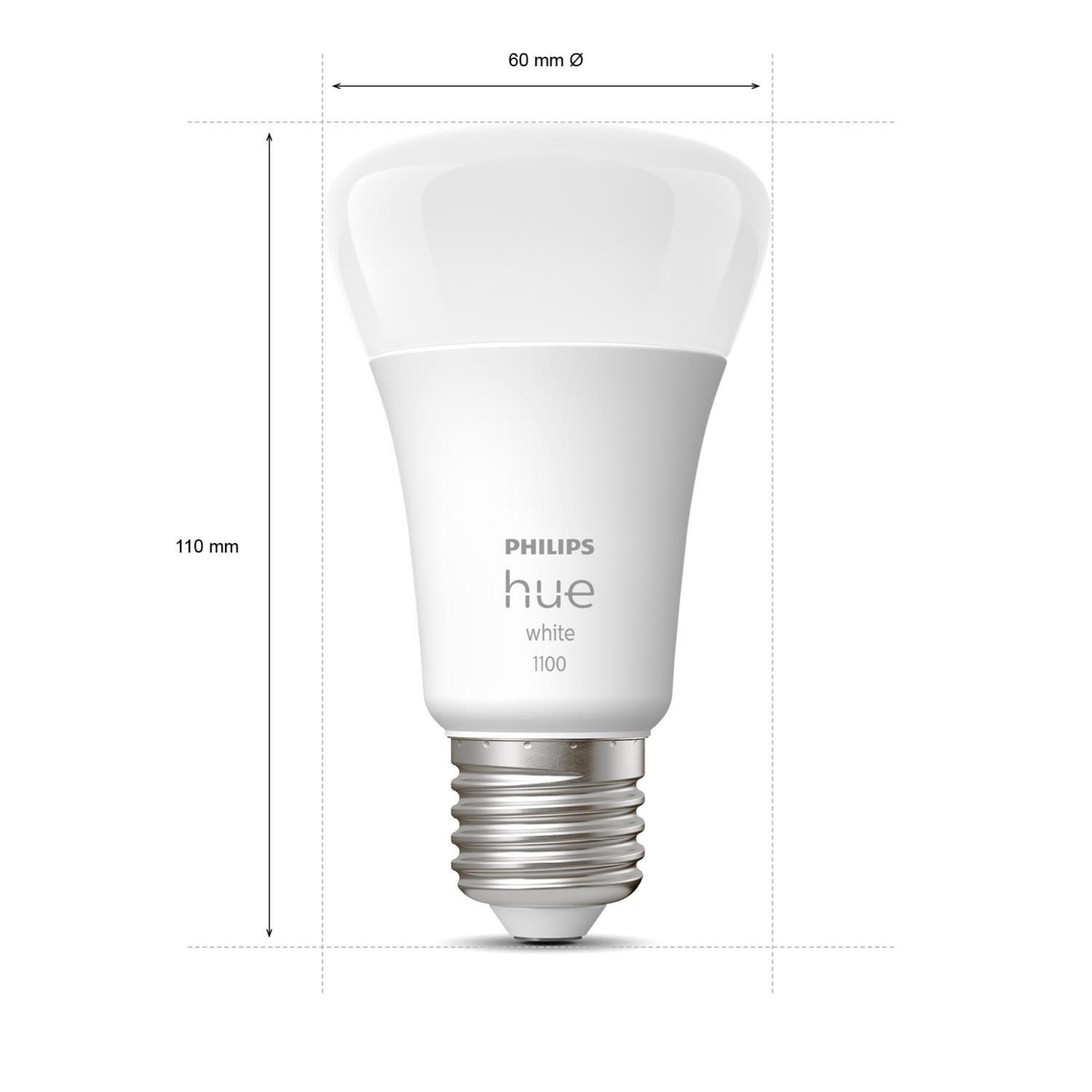 Weiße Philips Hue Smart-Glühbirne mit Maßen. Sie hat einen silbernen Sockel und weißes Glas.